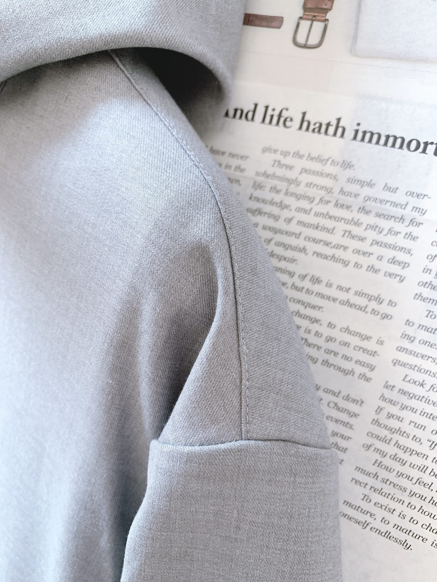 一套
Kiton 基督恩 2025SS早春新品
轻薄款连帽套装，进口定制面料打造，舒适透气，质地超赞，客