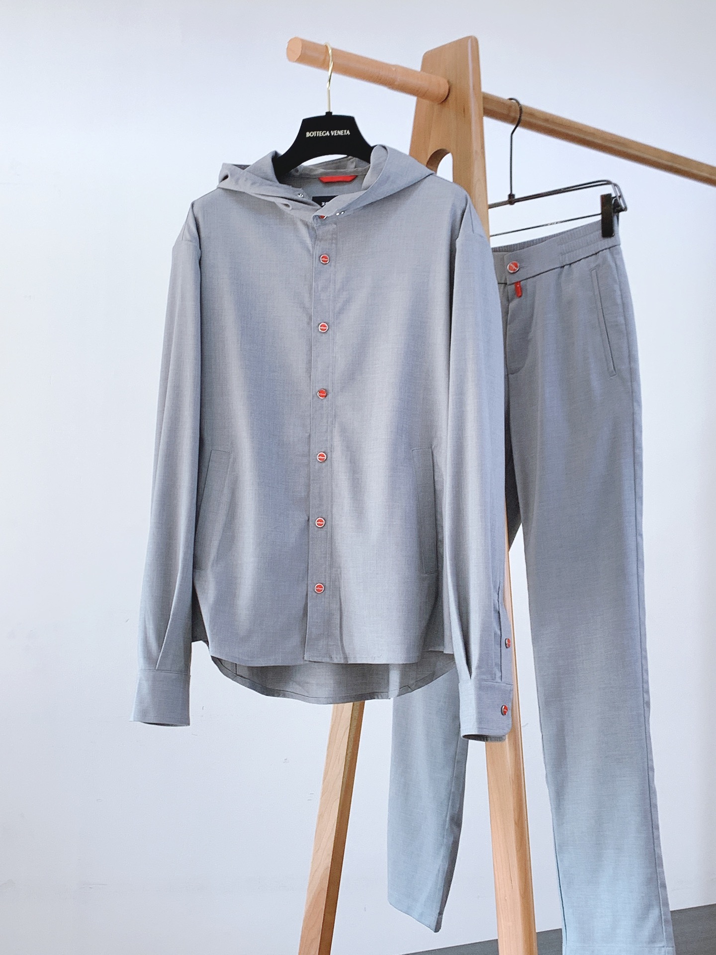一套
Kiton 基督恩 2025SS早春新品
轻薄款连帽套装，进口定制面料打造，舒适透气，质地超赞，客