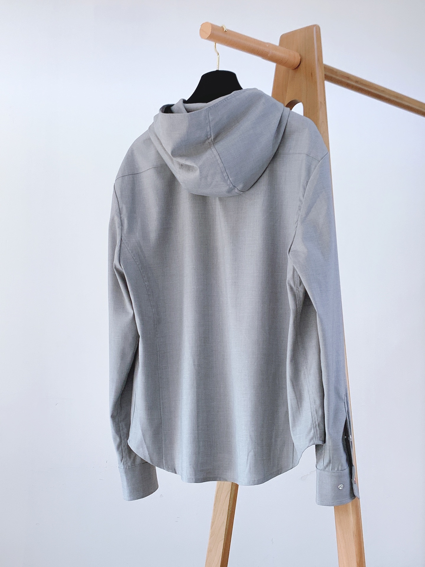 一套
Kiton 基督恩 2025SS早春新品
轻薄款连帽套装，进口定制面料打造，舒适透气，质地超赞，客