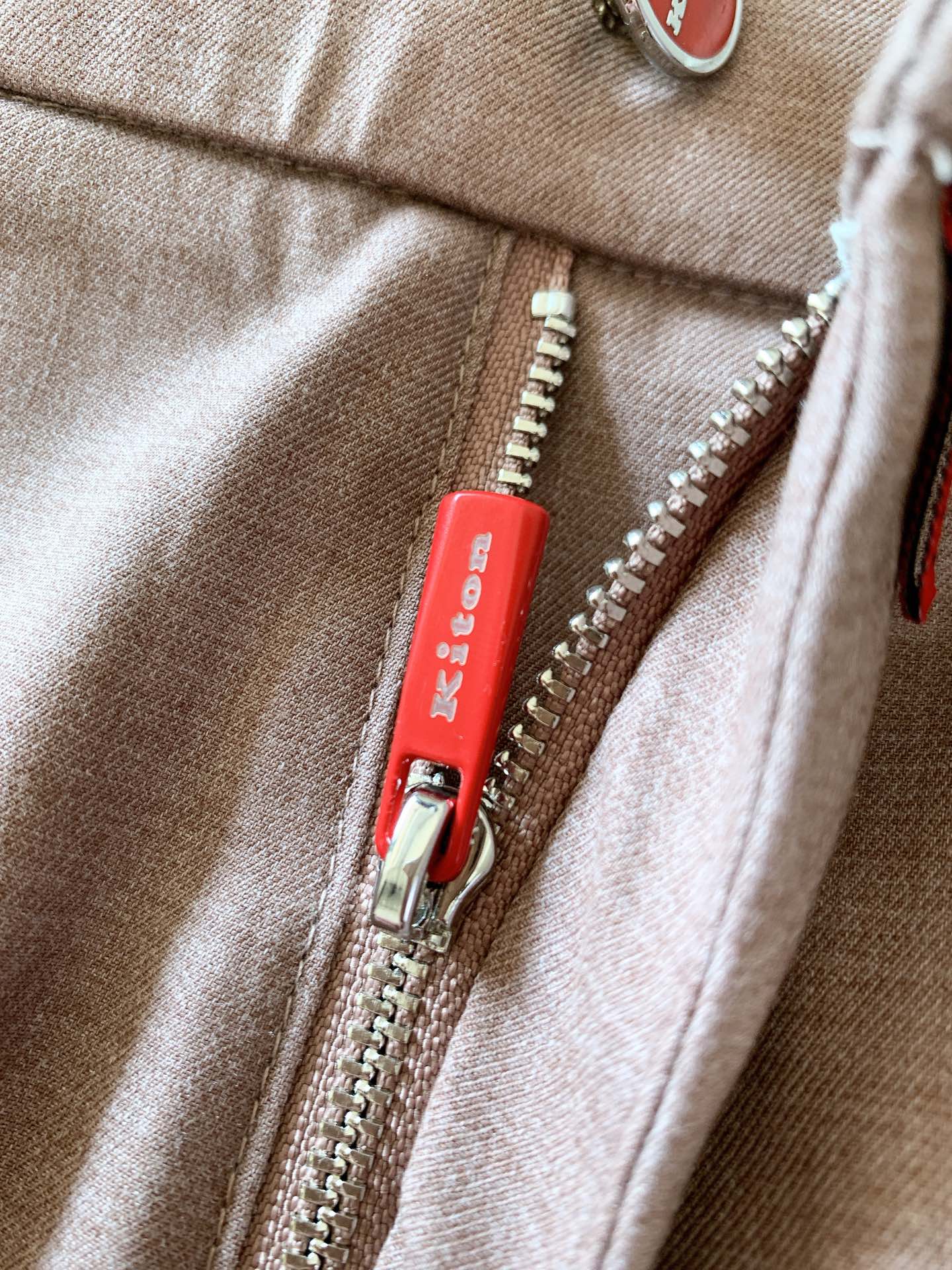 一套
Kiton 基督恩 2025SS早春新品
轻薄款连帽套装，进口定制面料打造，舒适透气，质地超赞，客