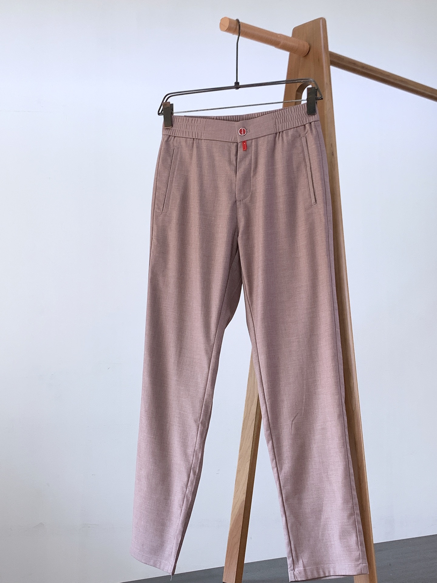 一套
Kiton 基督恩 2025SS早春新品
轻薄款连帽套装，进口定制面料打造，舒适透气，质地超赞，客