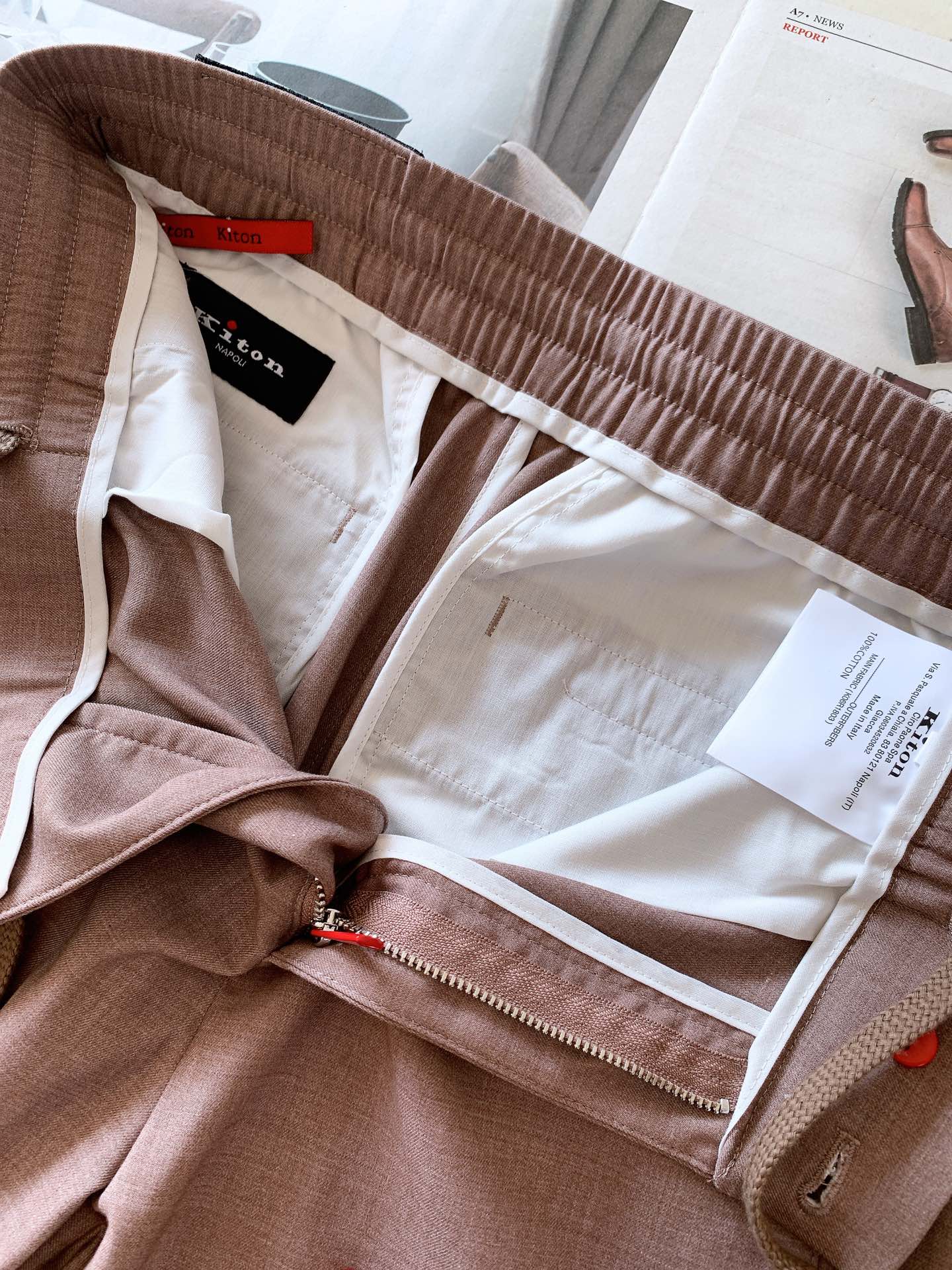 一套
Kiton 基督恩 2025SS早春新品
轻薄款连帽套装，进口定制面料打造，舒适透气，质地超赞，客