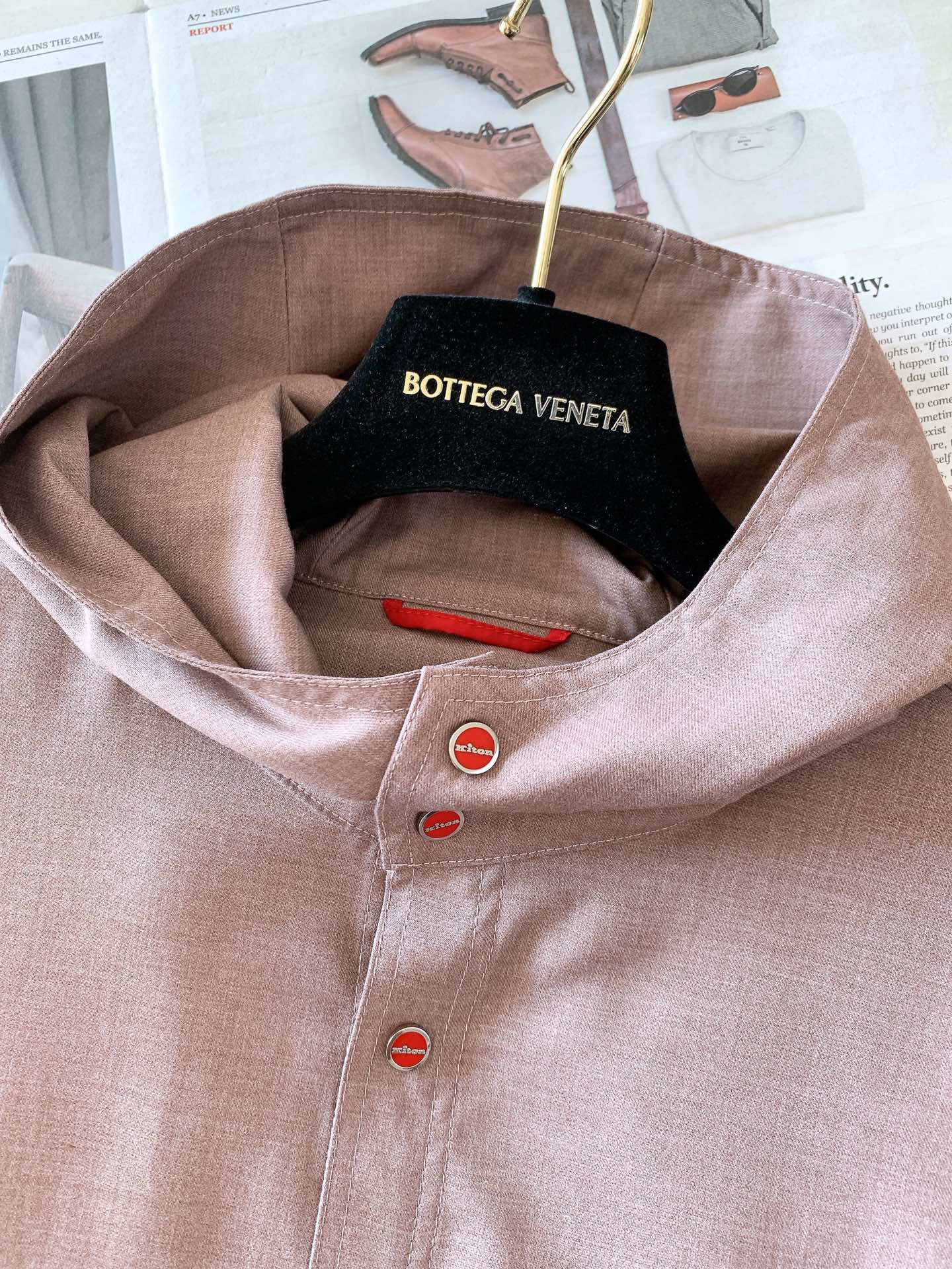 一套
Kiton 基督恩 2025SS早春新品
轻薄款连帽套装，进口定制面料打造，舒适透气，质地超赞，客