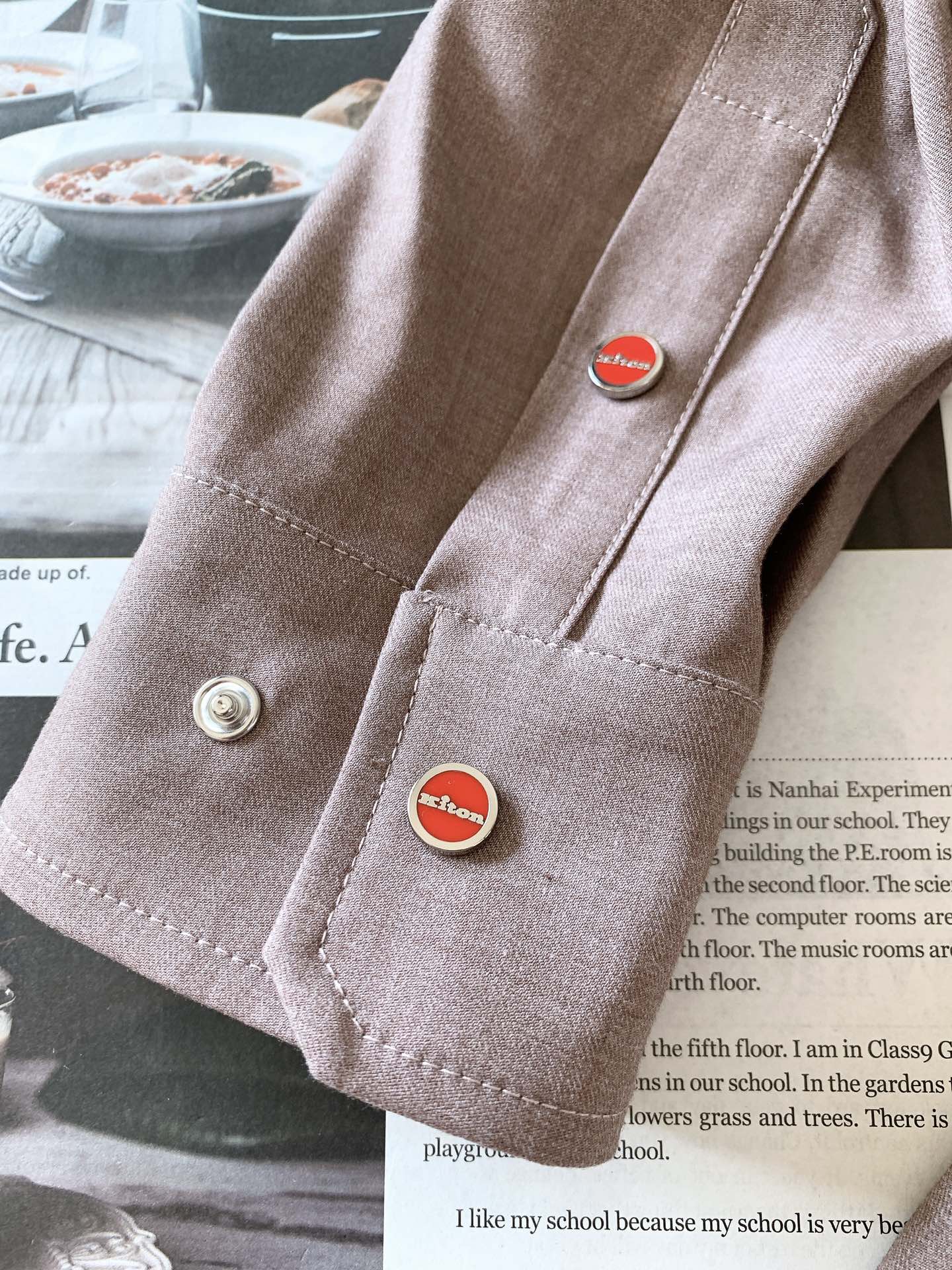 一套
Kiton 基督恩 2025SS早春新品
轻薄款连帽套装，进口定制面料打造，舒适透气，质地超赞，客