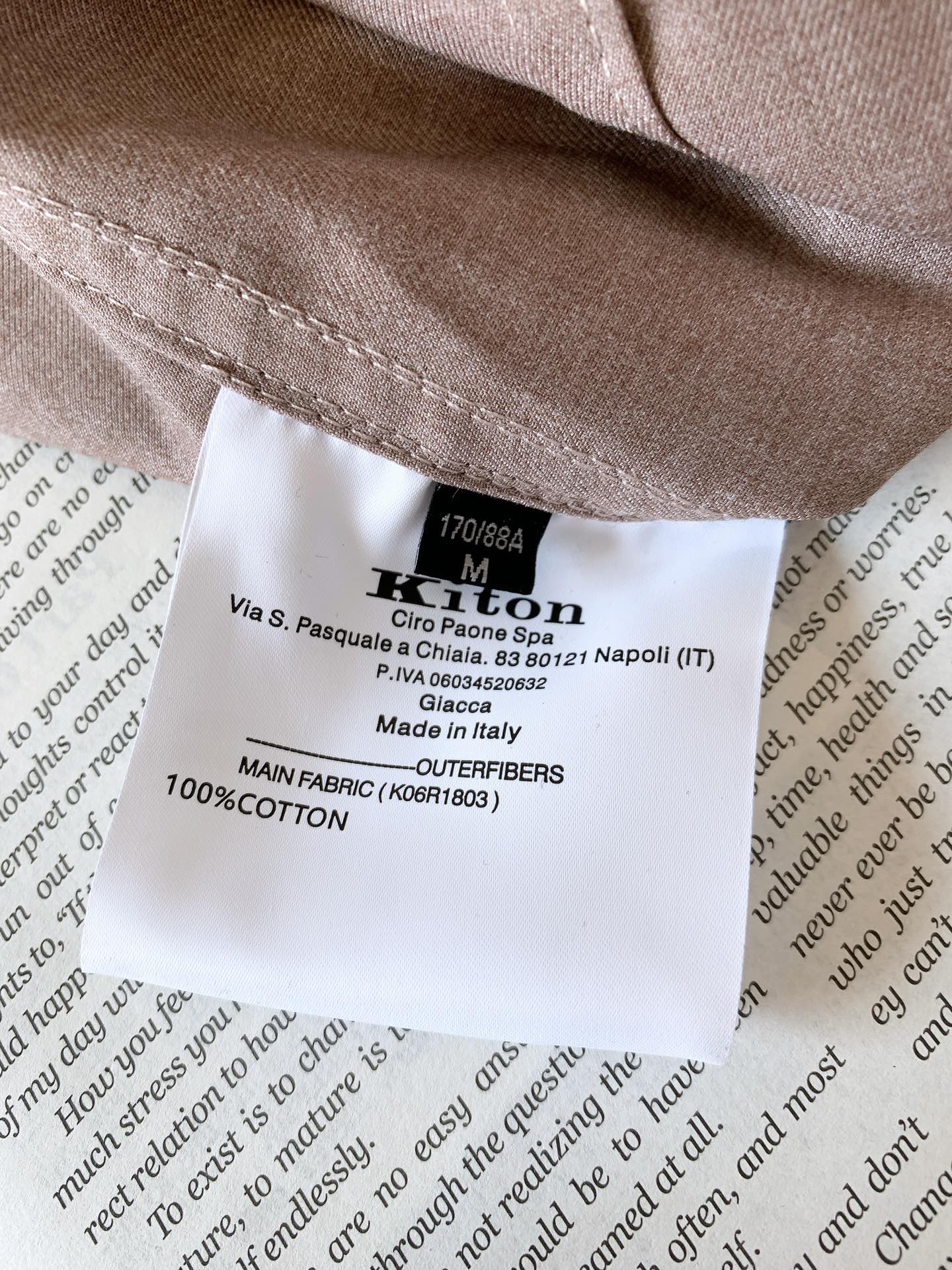 一套
Kiton 基督恩 2025SS早春新品
轻薄款连帽套装，进口定制面料打造，舒适透气，质地超赞，客