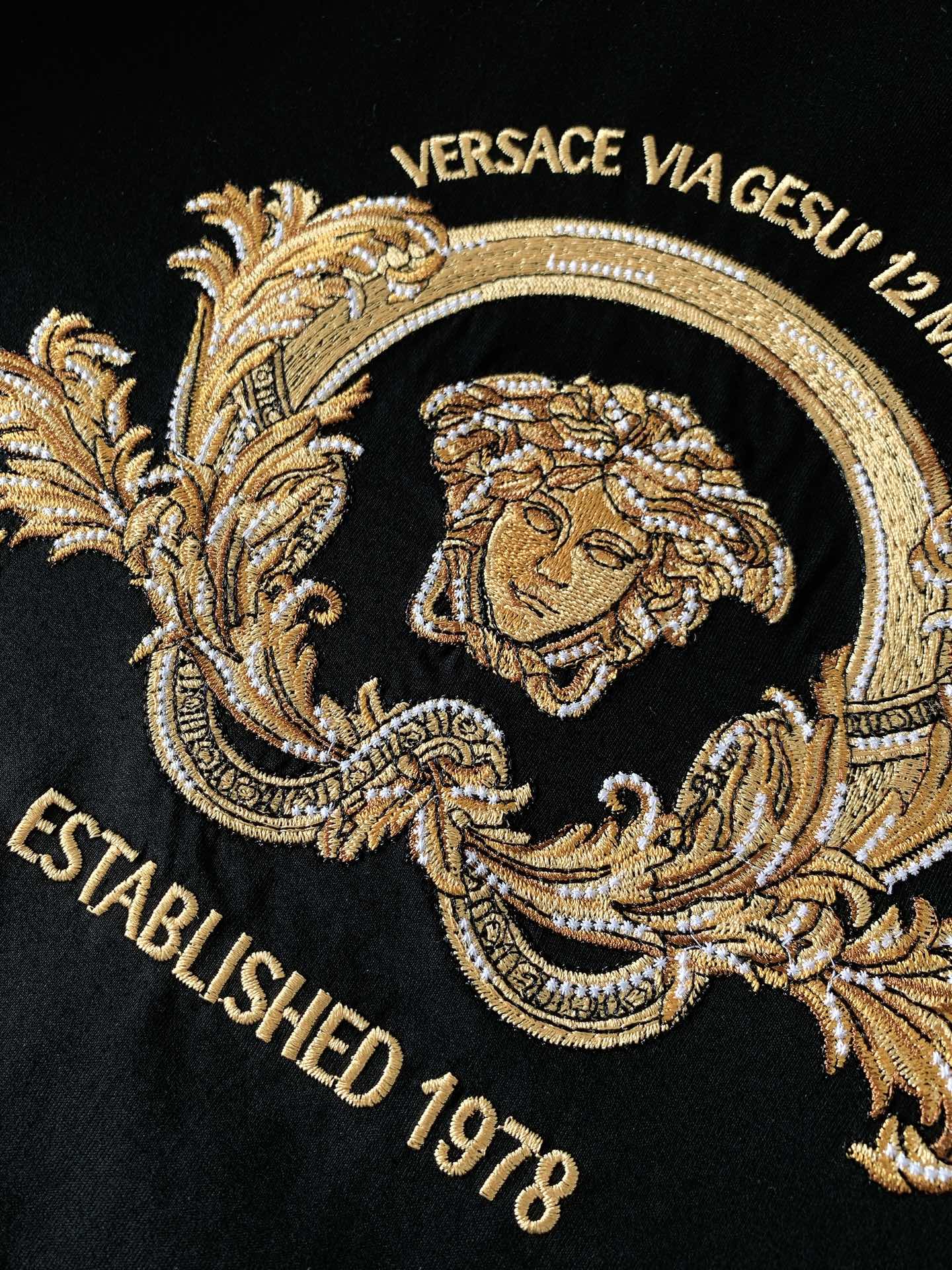 
Versace 范思哲 2025SS早春新品 
美杜莎系列重工刺绣T恤，甄选高克重纯棉面料打造，订纱开