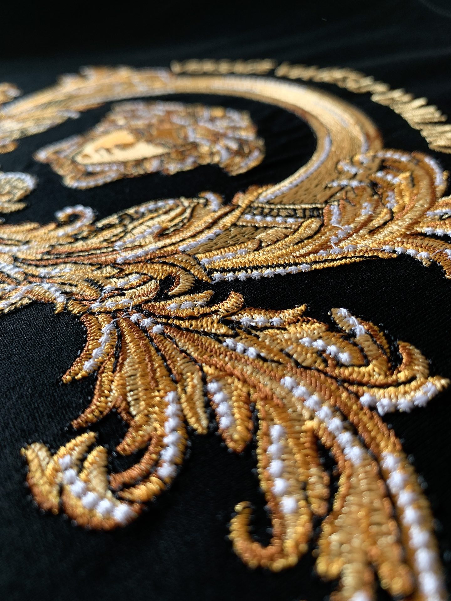 
Versace 范思哲 2025SS早春新品 
美杜莎系列重工刺绣T恤，甄选高克重纯棉面料打造，订纱开