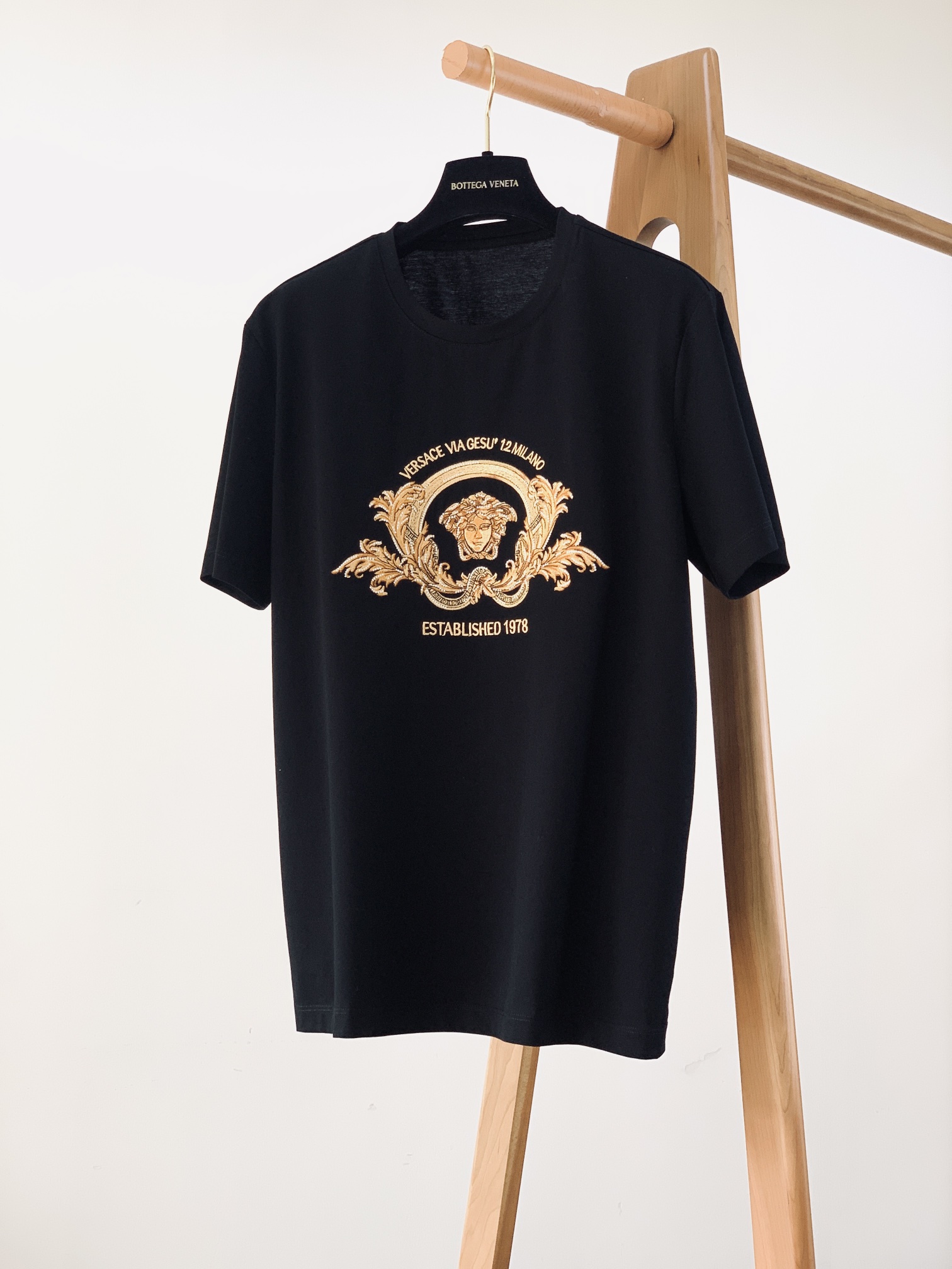 
Versace 范思哲 2025SS早春新品 
美杜莎系列重工刺绣T恤，甄选高克重纯棉面料打造，订纱开