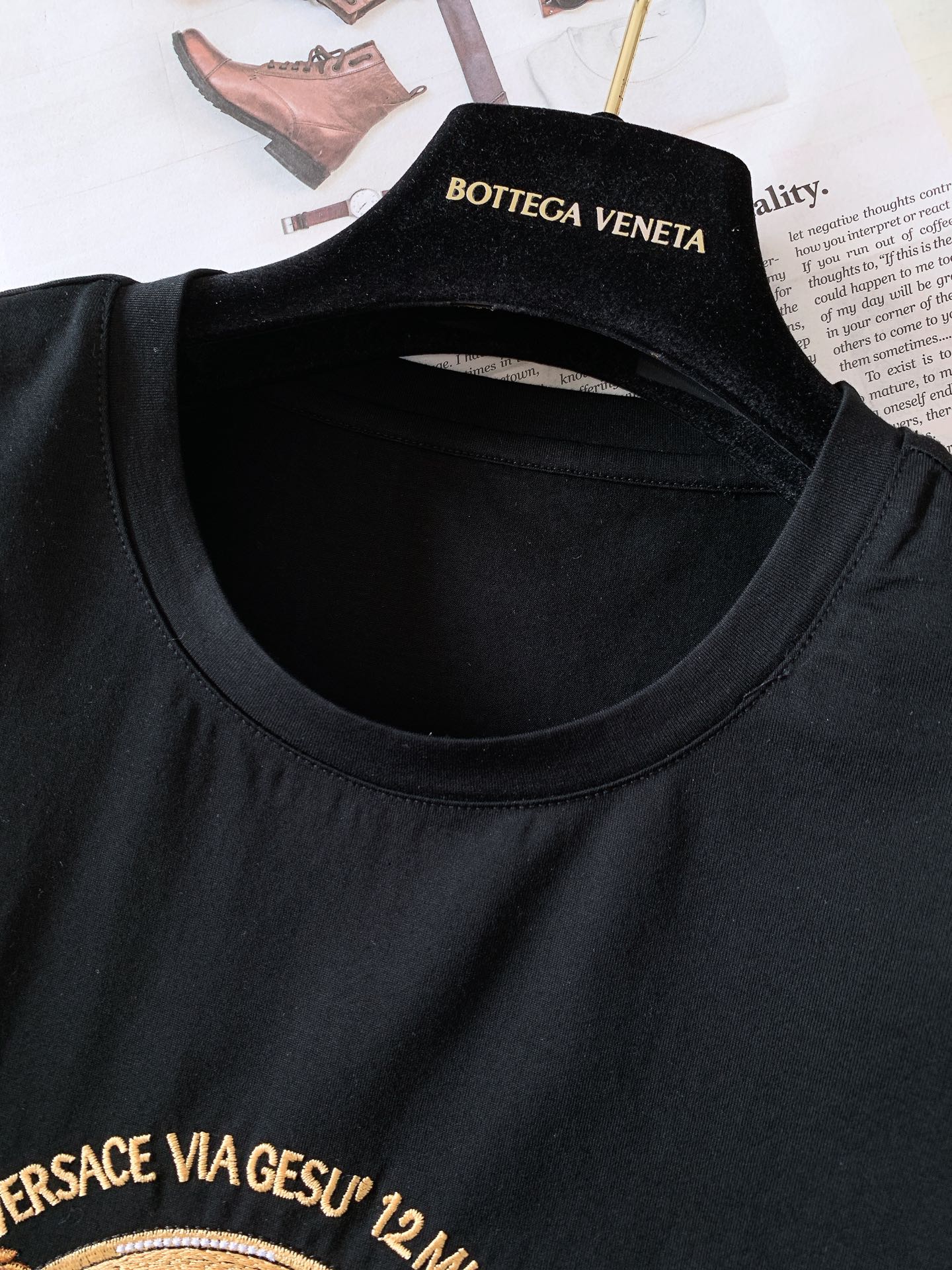 
Versace 范思哲 2025SS早春新品 
美杜莎系列重工刺绣T恤，甄选高克重纯棉面料打造，订纱开