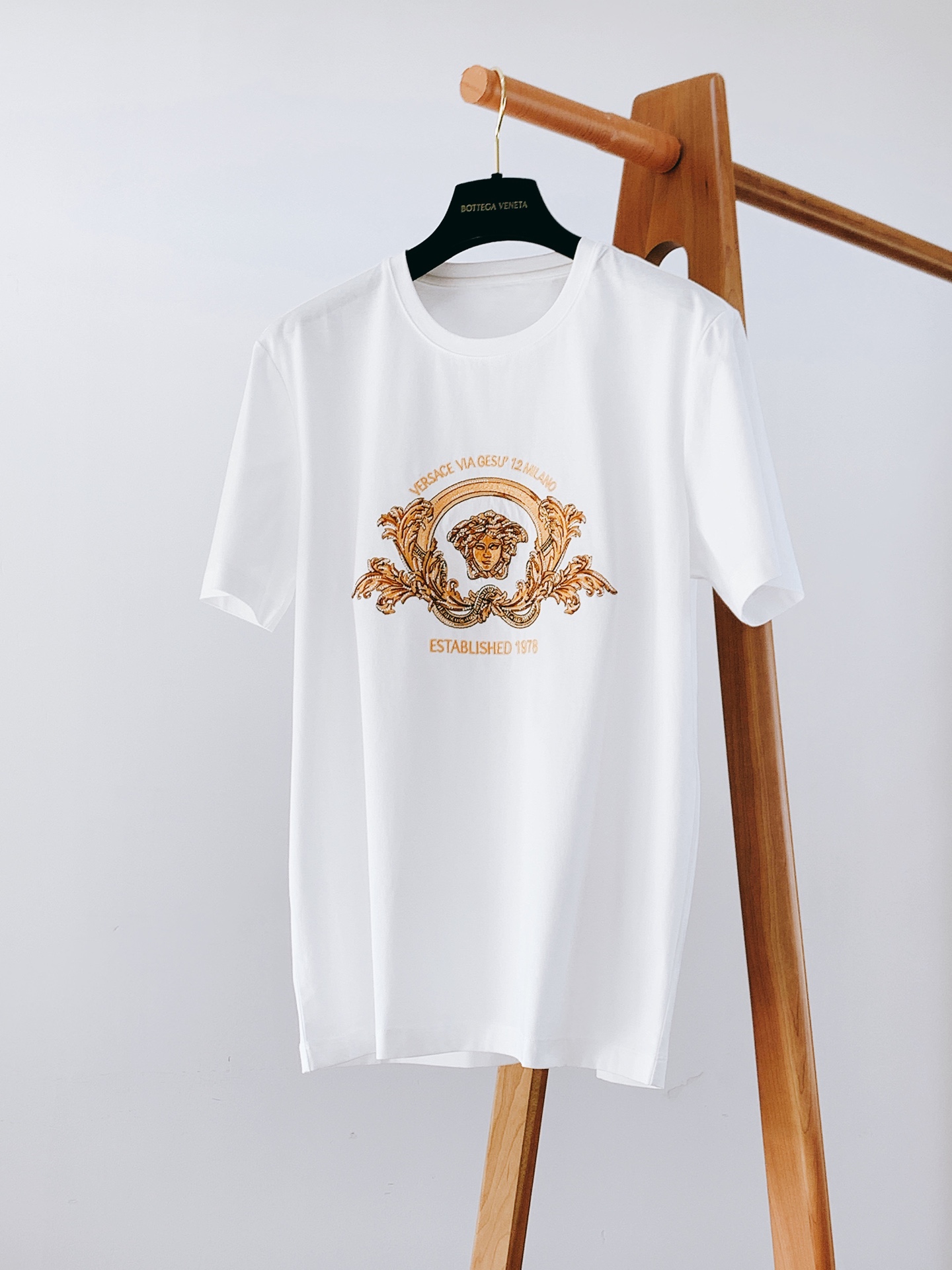 
Versace 范思哲 2025SS早春新品 
美杜莎系列重工刺绣T恤，甄选高克重纯棉面料打造，订纱开