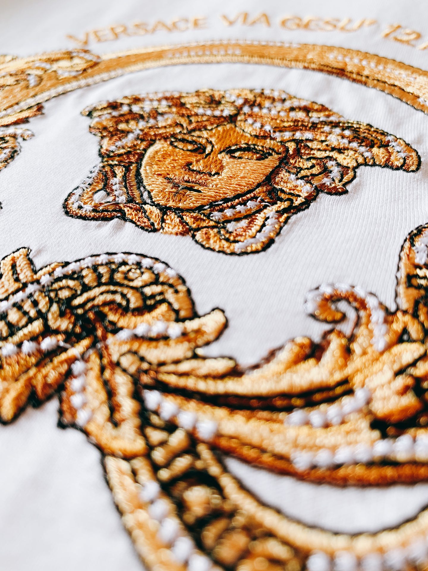 
Versace 范思哲 2025SS早春新品 
美杜莎系列重工刺绣T恤，甄选高克重纯棉面料打造，订纱开