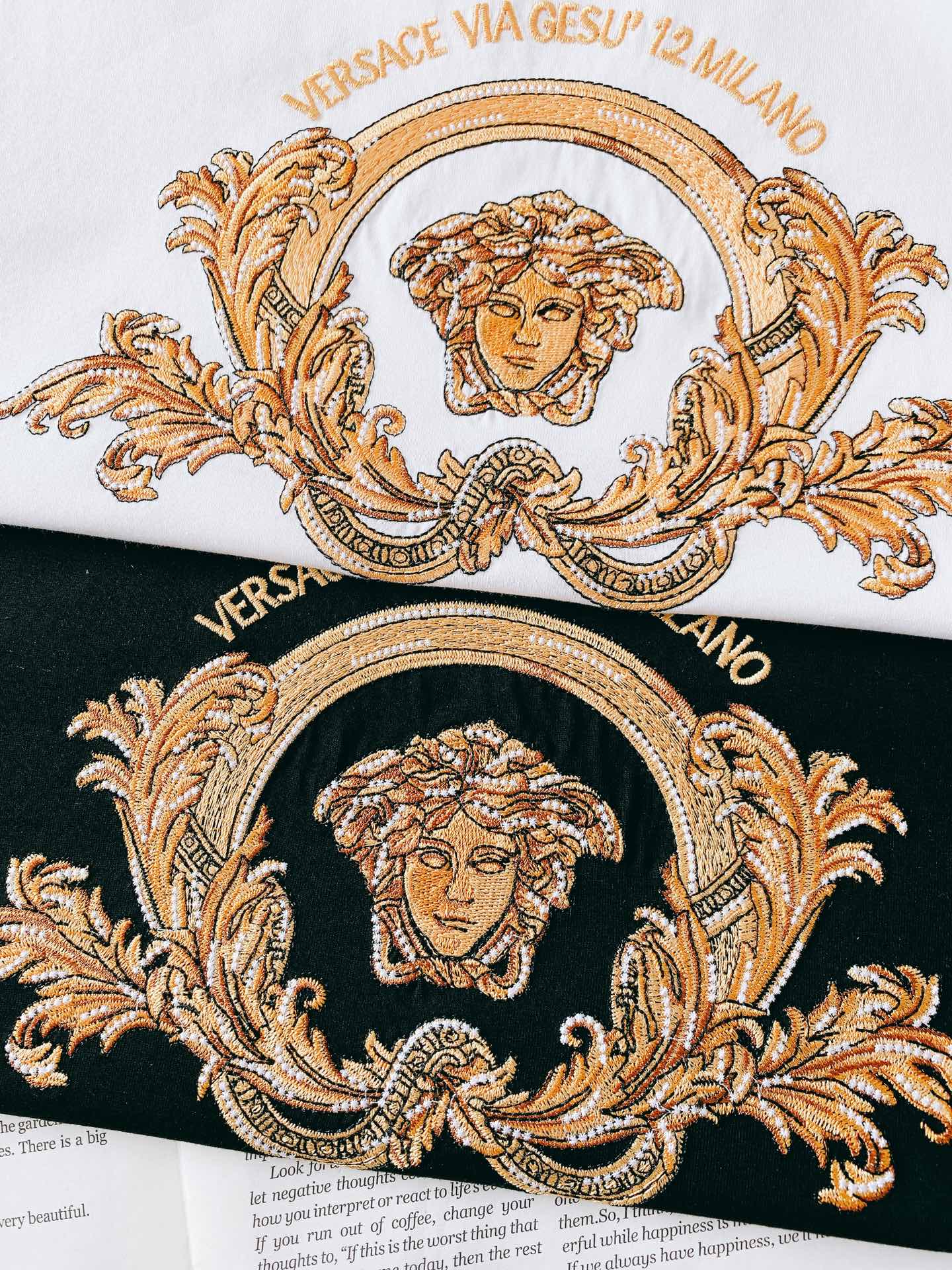 
Versace 范思哲 2025SS早春新品 
美杜莎系列重工刺绣T恤，甄选高克重纯棉面料打造，订纱开