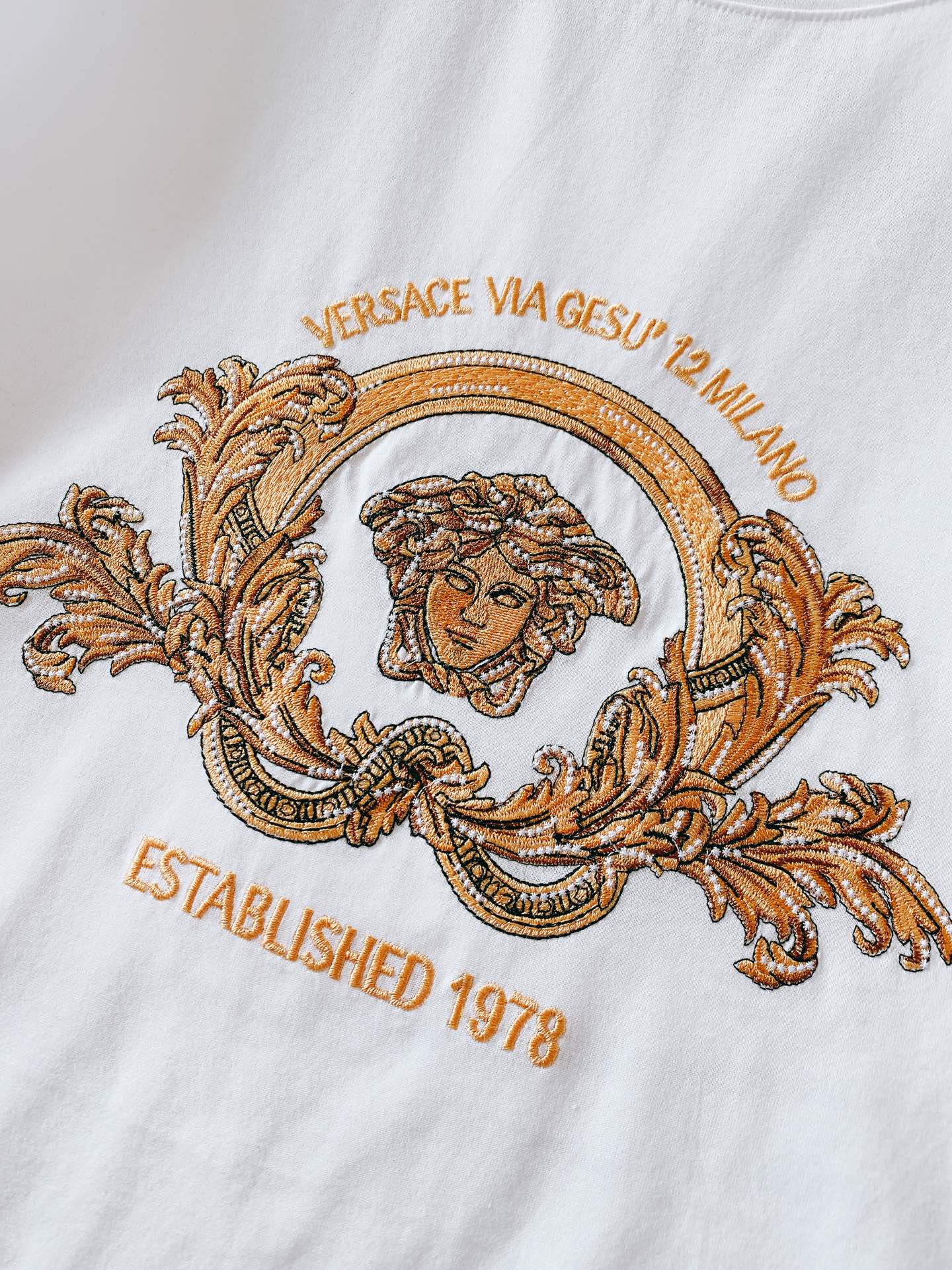 
Versace 范思哲 2025SS早春新品 
美杜莎系列重工刺绣T恤，甄选高克重纯棉面料打造，订纱开