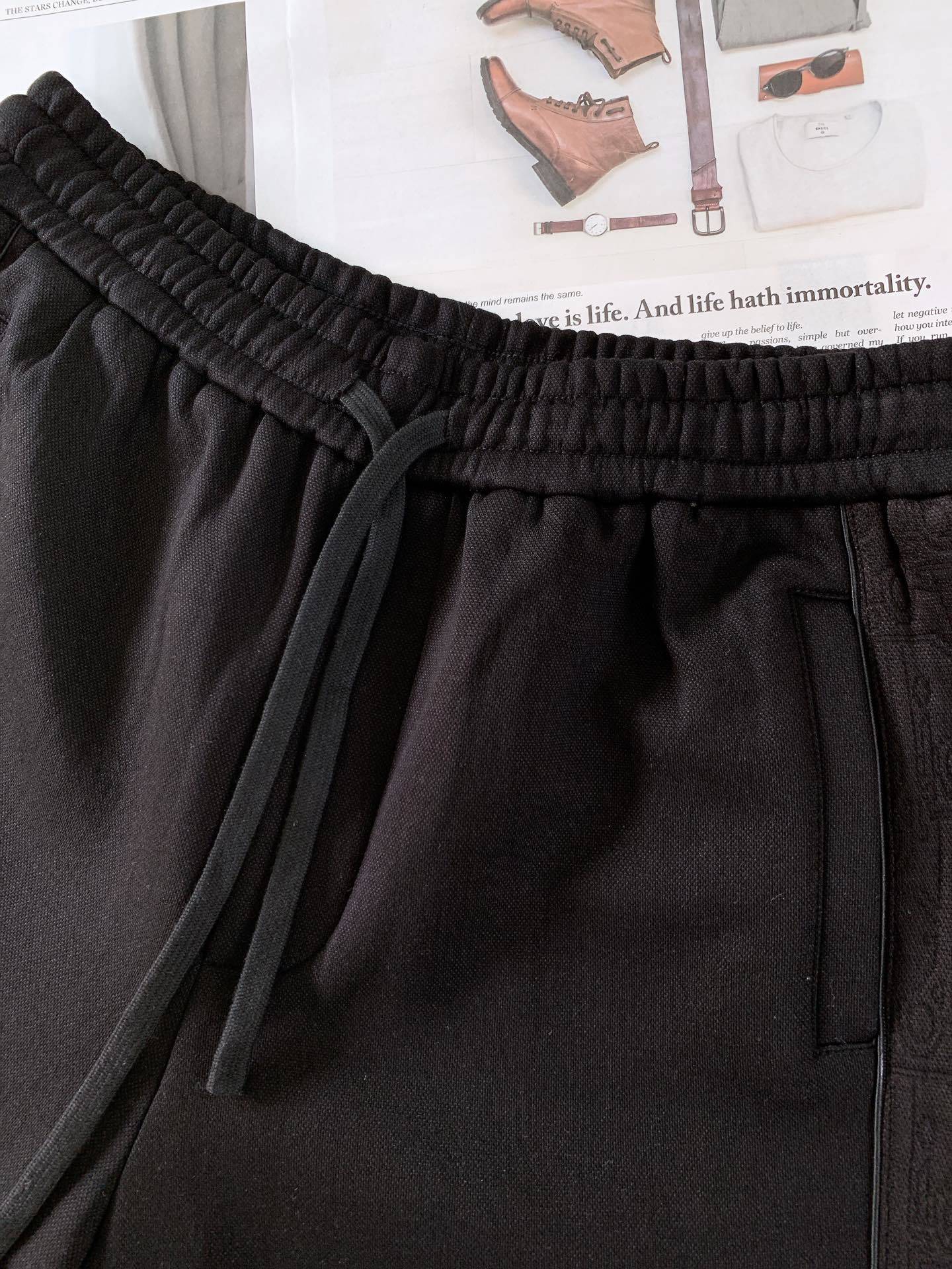 一套
Dior Homme 迪奥·桀傲 Oblique浮雕提花运动套装,将运动风格与优雅气质巧妙融合。采