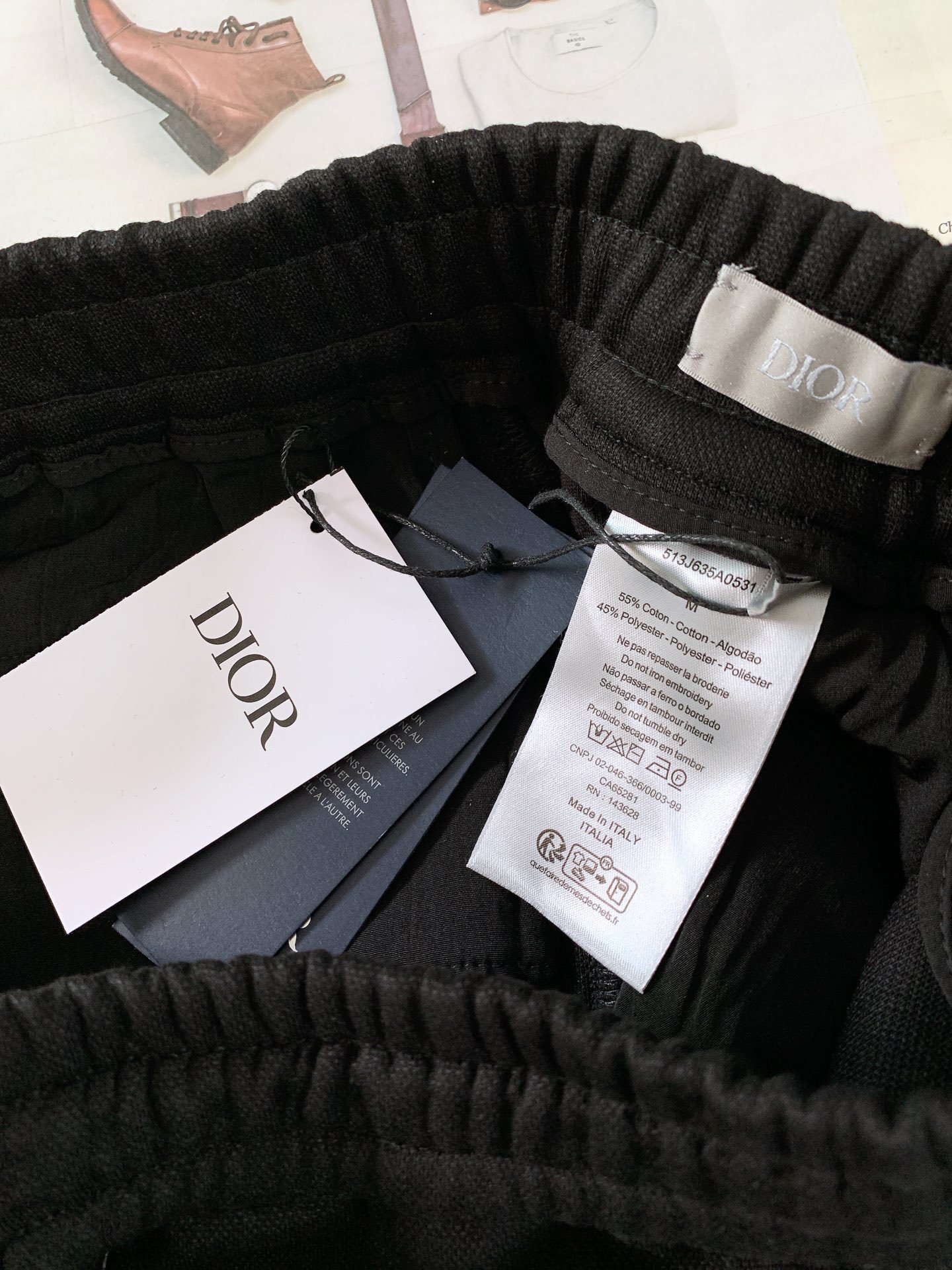 一套
Dior Homme 迪奥·桀傲 Oblique浮雕提花运动套装,将运动风格与优雅气质巧妙融合。采