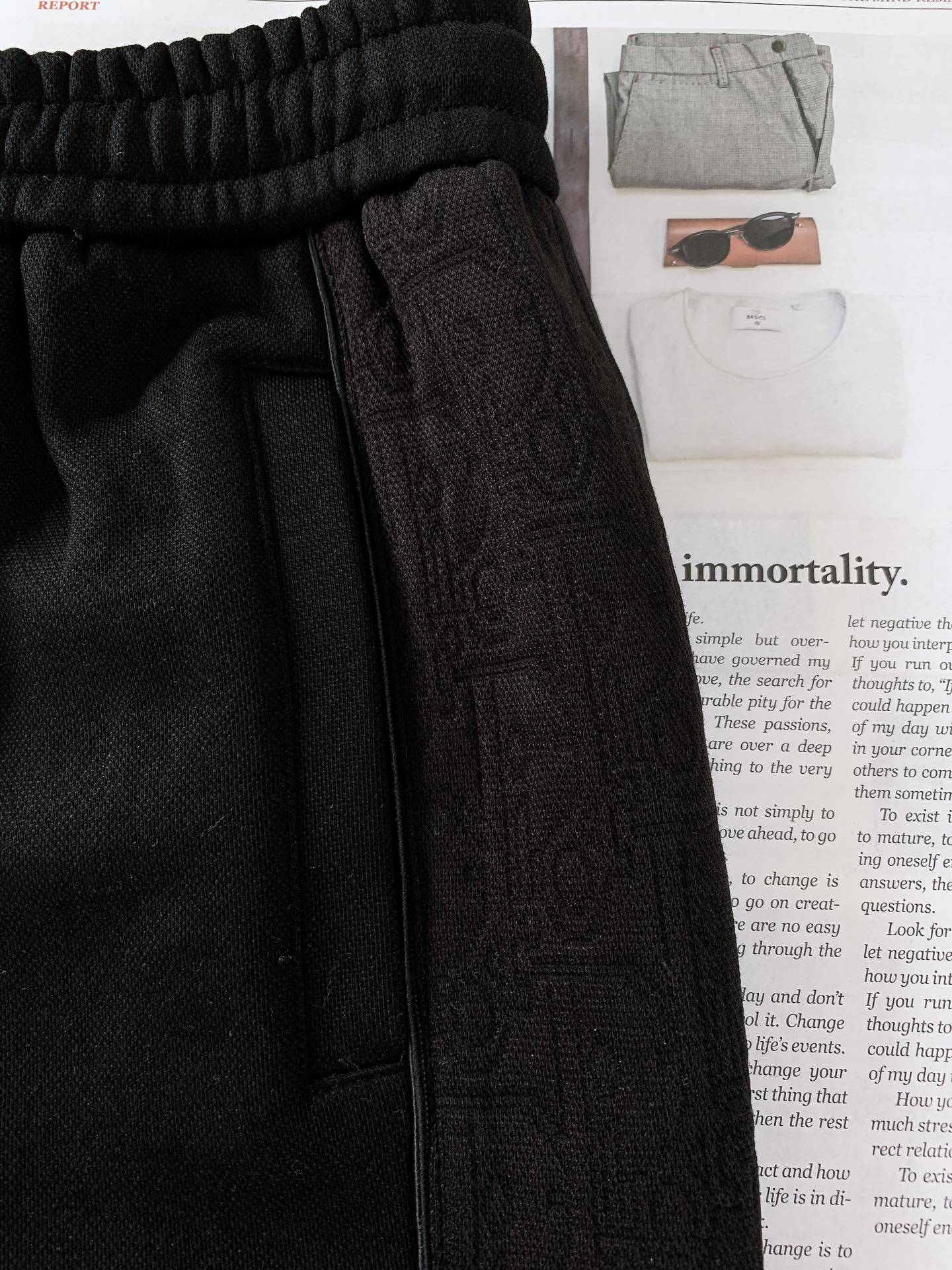 一套
Dior Homme 迪奥·桀傲 Oblique浮雕提花运动套装,将运动风格与优雅气质巧妙融合。采