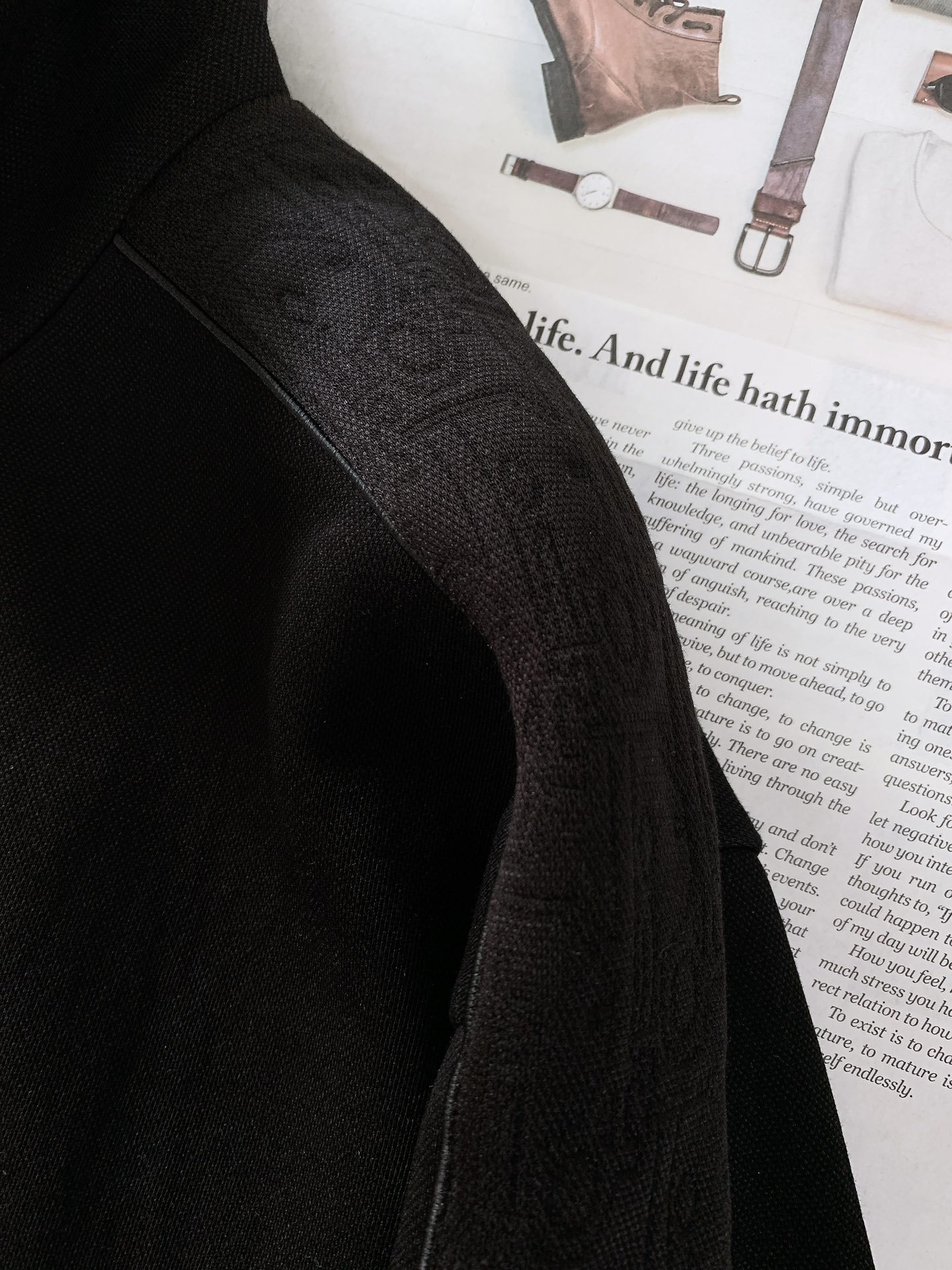 一套
Dior Homme 迪奥·桀傲 Oblique浮雕提花运动套装,将运动风格与优雅气质巧妙融合。采