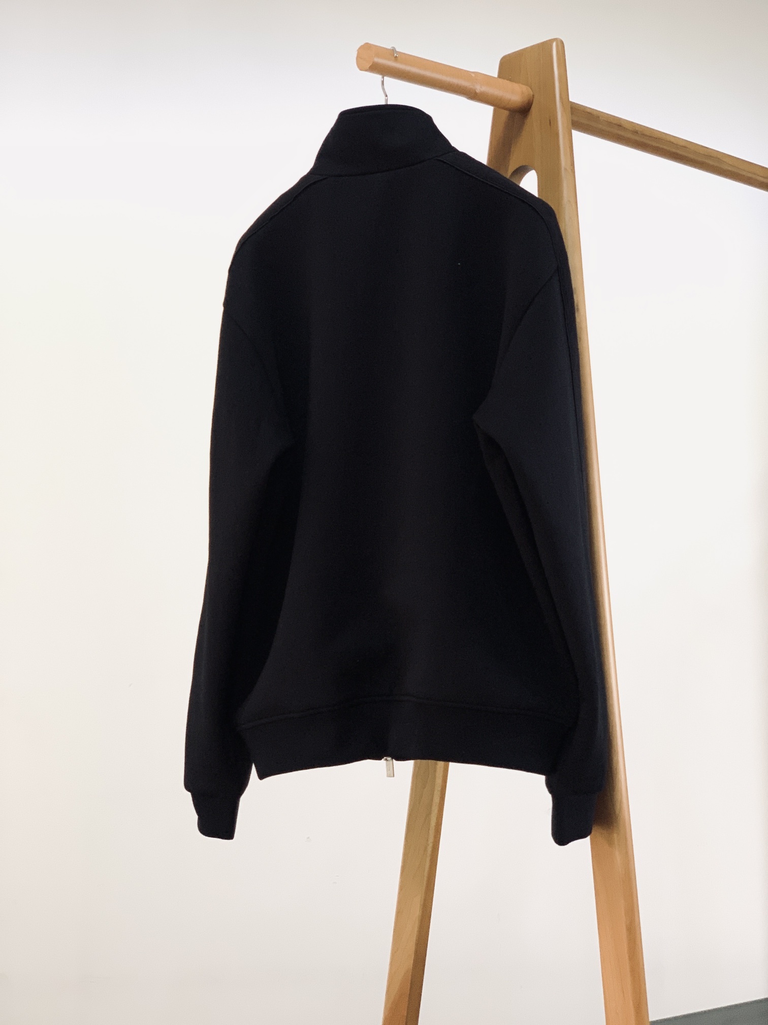 一套
Dior Homme 迪奥·桀傲 Oblique浮雕提花运动套装,将运动风格与优雅气质巧妙融合。采