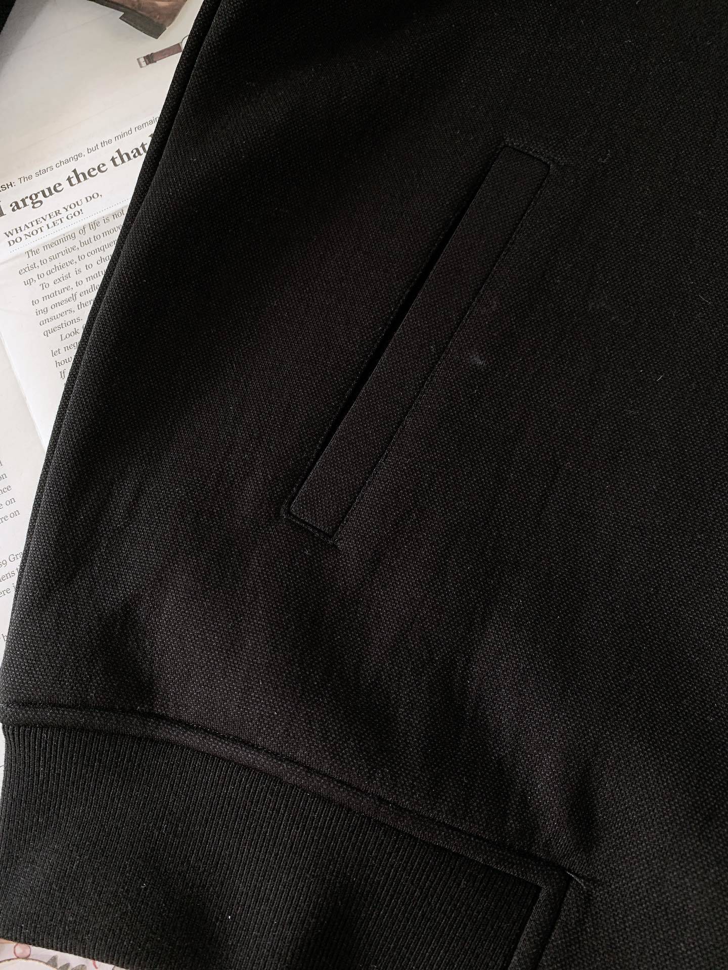 一套
Dior Homme 迪奥·桀傲 Oblique浮雕提花运动套装,将运动风格与优雅气质巧妙融合。采