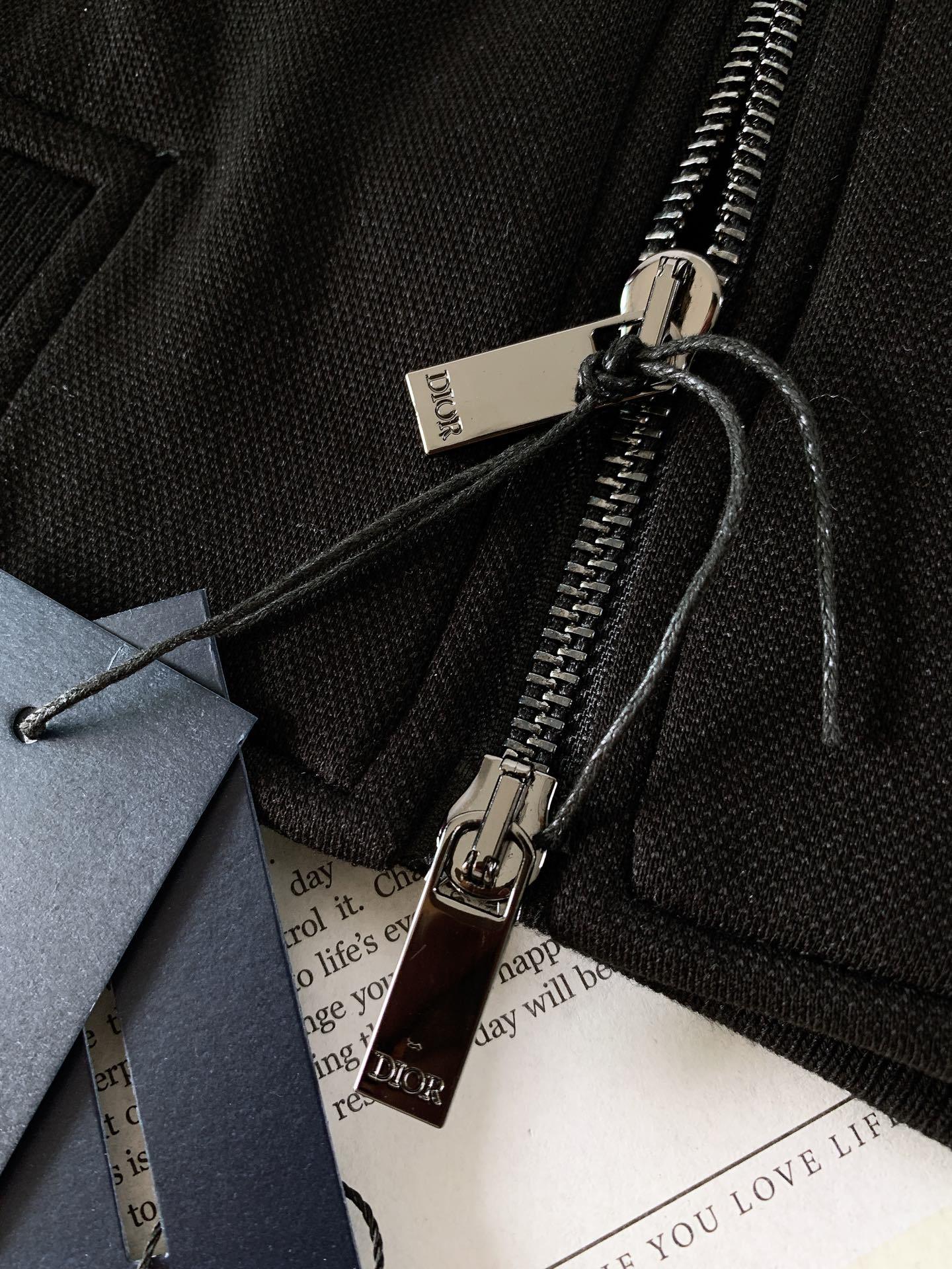 一套
Dior Homme 迪奥·桀傲 Oblique浮雕提花运动套装,将运动风格与优雅气质巧妙融合。采