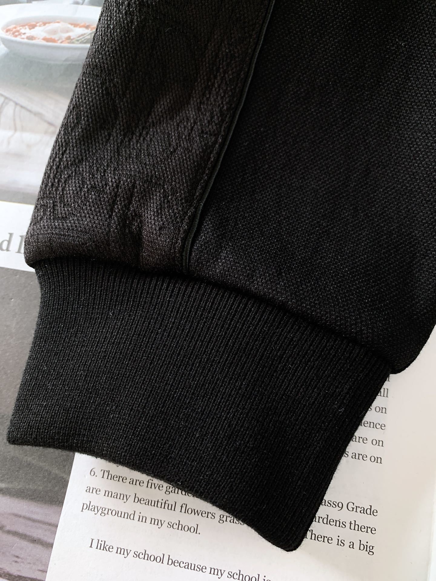 一套
Dior Homme 迪奥·桀傲 Oblique浮雕提花运动套装,将运动风格与优雅气质巧妙融合。采