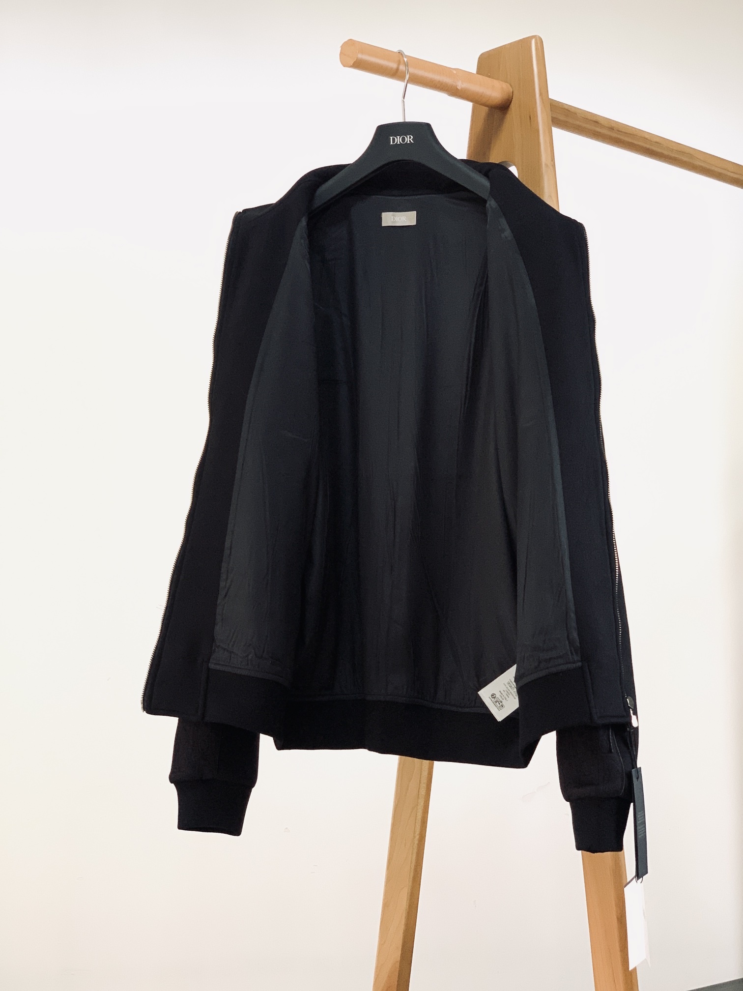 一套
Dior Homme 迪奥·桀傲 Oblique浮雕提花运动套装,将运动风格与优雅气质巧妙融合。采