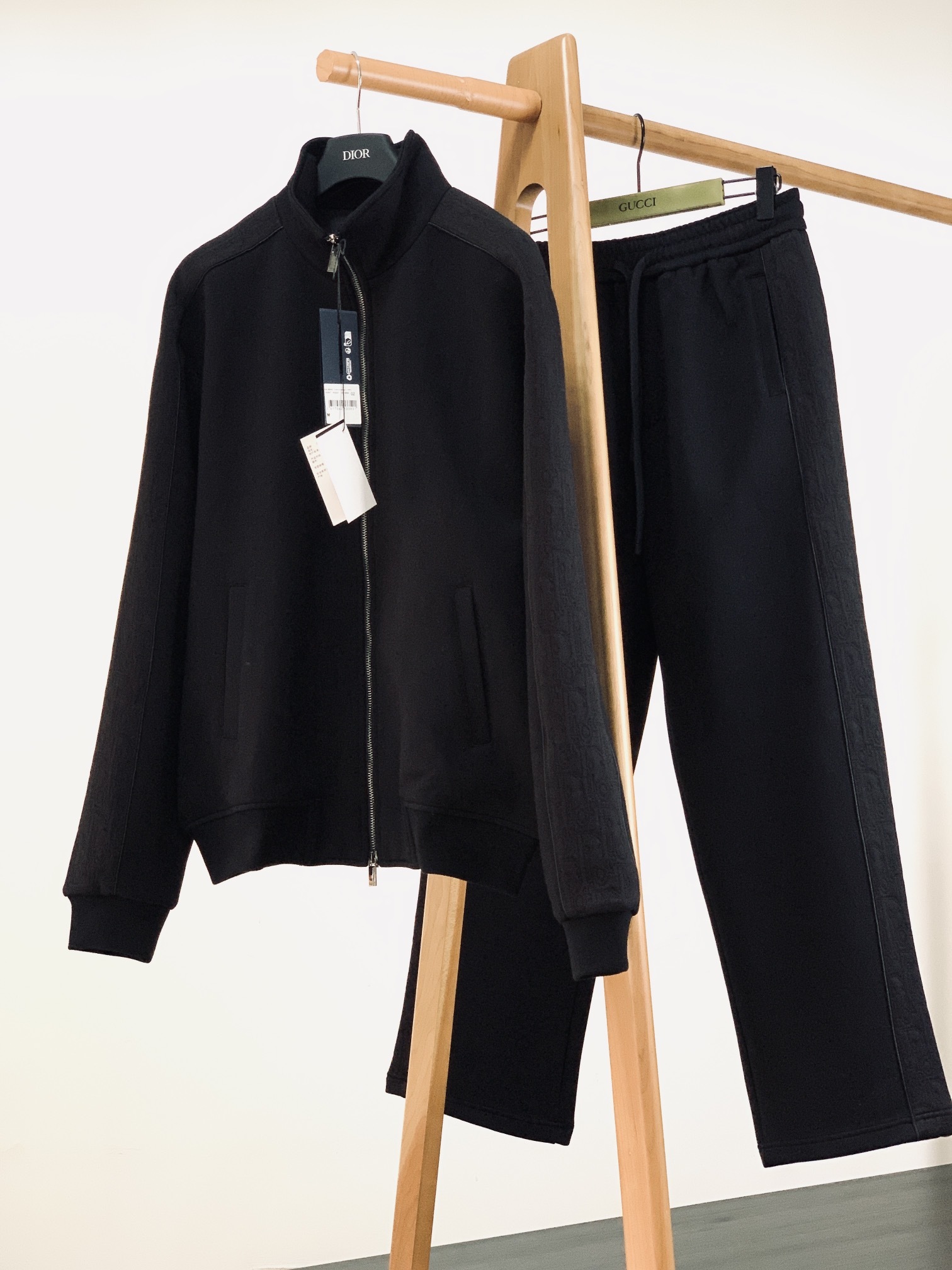 一套
Dior Homme 迪奥·桀傲 Oblique浮雕提花运动套装,将运动风格与优雅气质巧妙融合。采