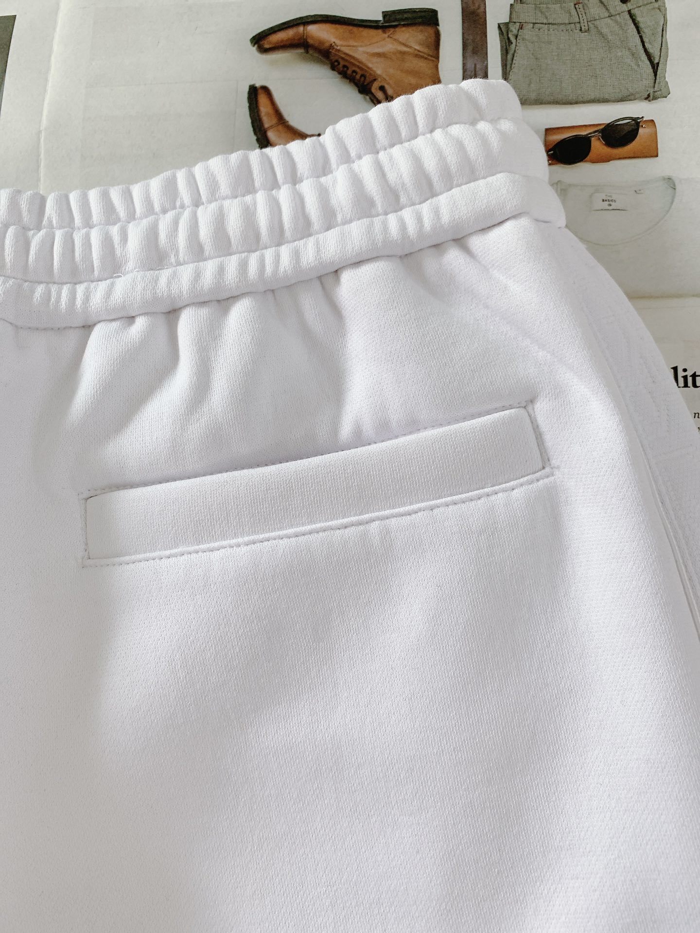 一套
Dior Homme 迪奥·桀傲 Oblique浮雕提花运动套装,将运动风格与优雅气质巧妙融合。采