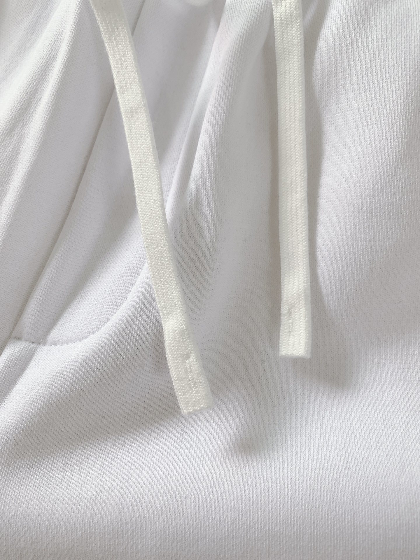 一套
Dior Homme 迪奥·桀傲 Oblique浮雕提花运动套装,将运动风格与优雅气质巧妙融合。采