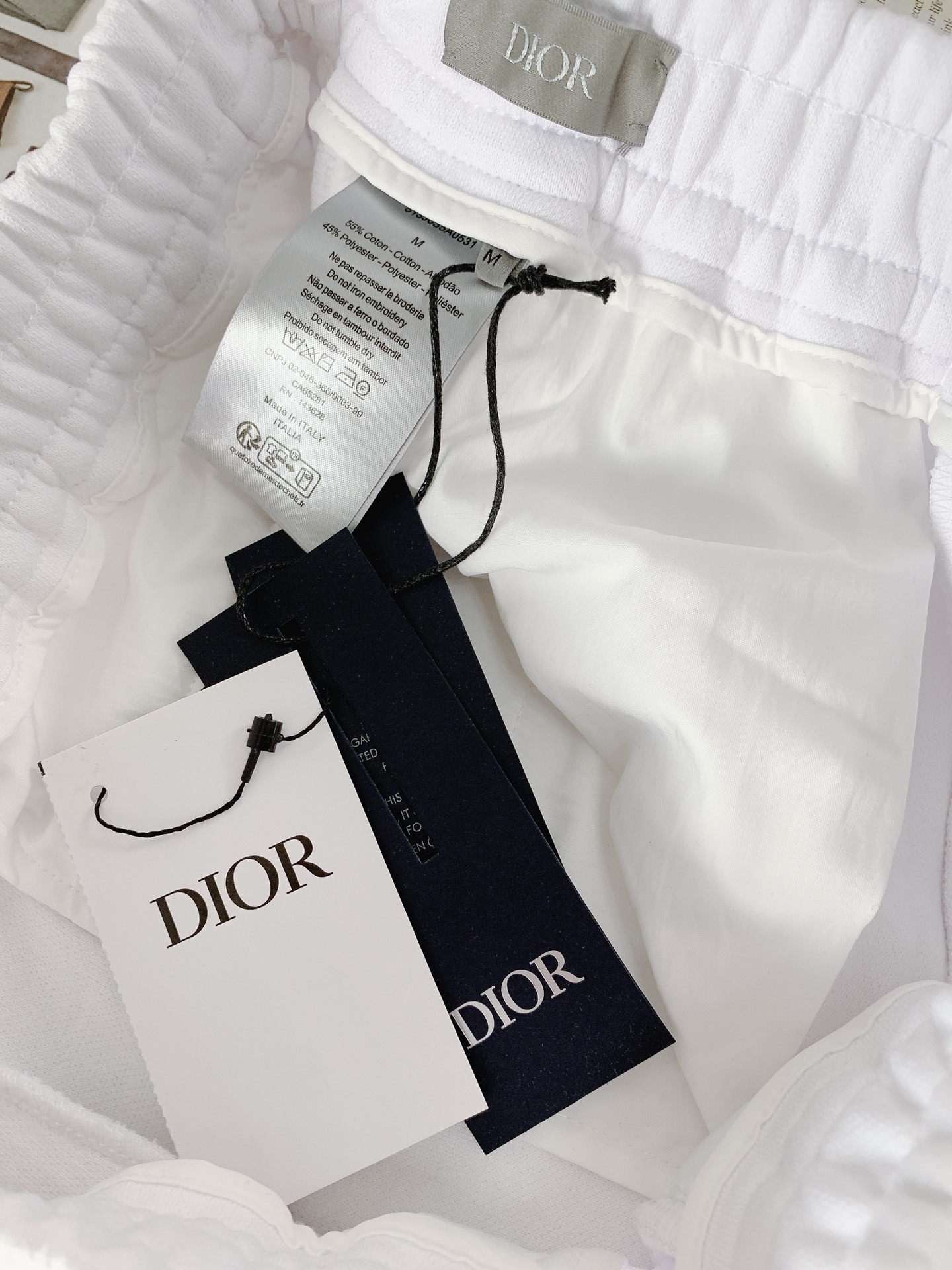 一套
Dior Homme 迪奥·桀傲 Oblique浮雕提花运动套装,将运动风格与优雅气质巧妙融合。采