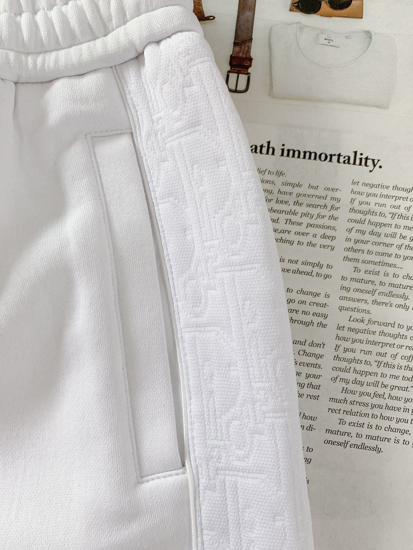 一套
Dior Homme 迪奥·桀傲 Oblique浮雕提花运动套装,将运动风格与优雅气质巧妙融合。采