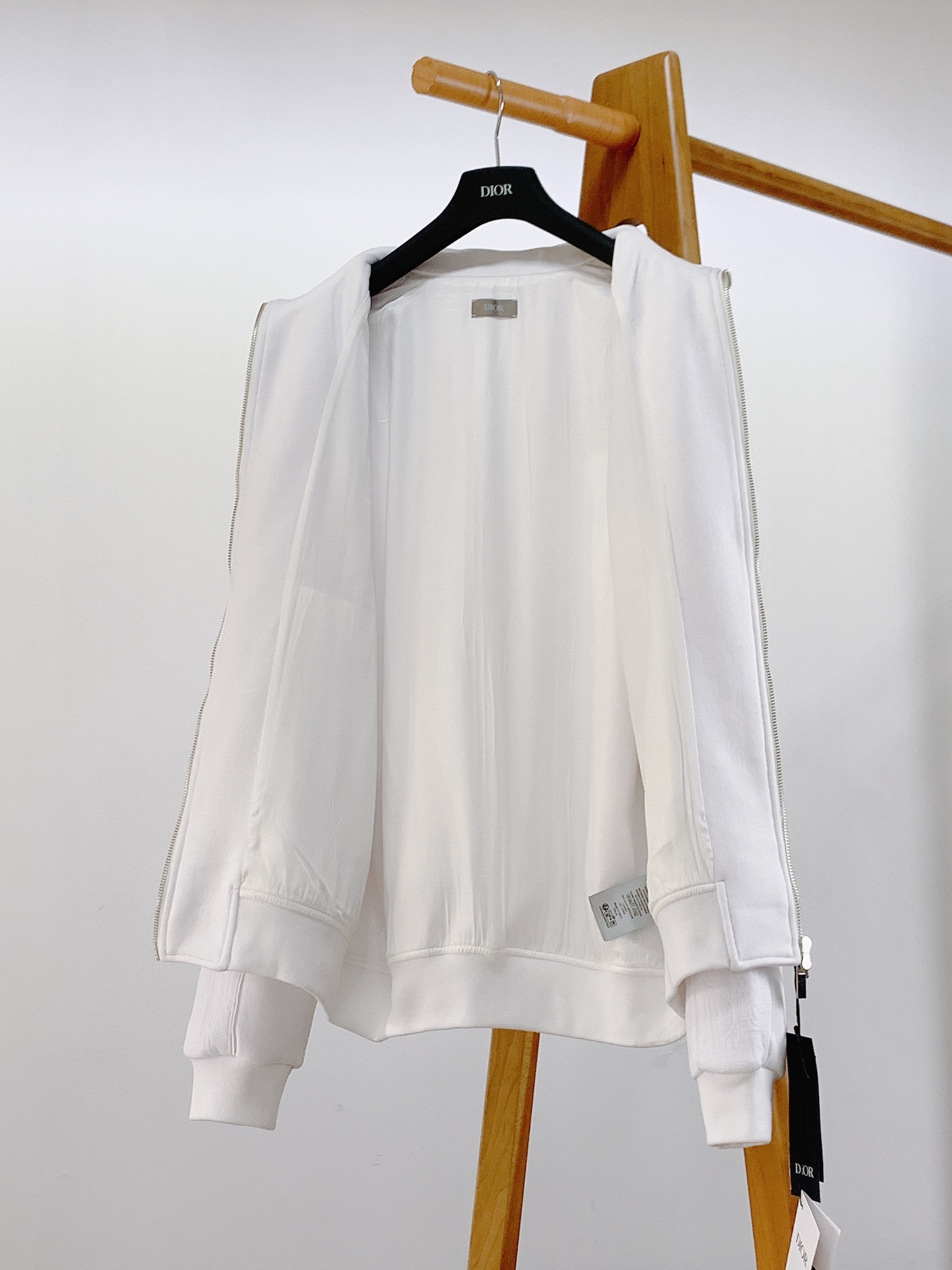 一套
Dior Homme 迪奥·桀傲 Oblique浮雕提花运动套装,将运动风格与优雅气质巧妙融合。采