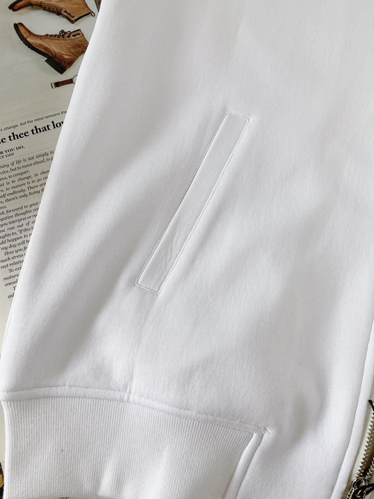 一套
Dior Homme 迪奥·桀傲 Oblique浮雕提花运动套装,将运动风格与优雅气质巧妙融合。采