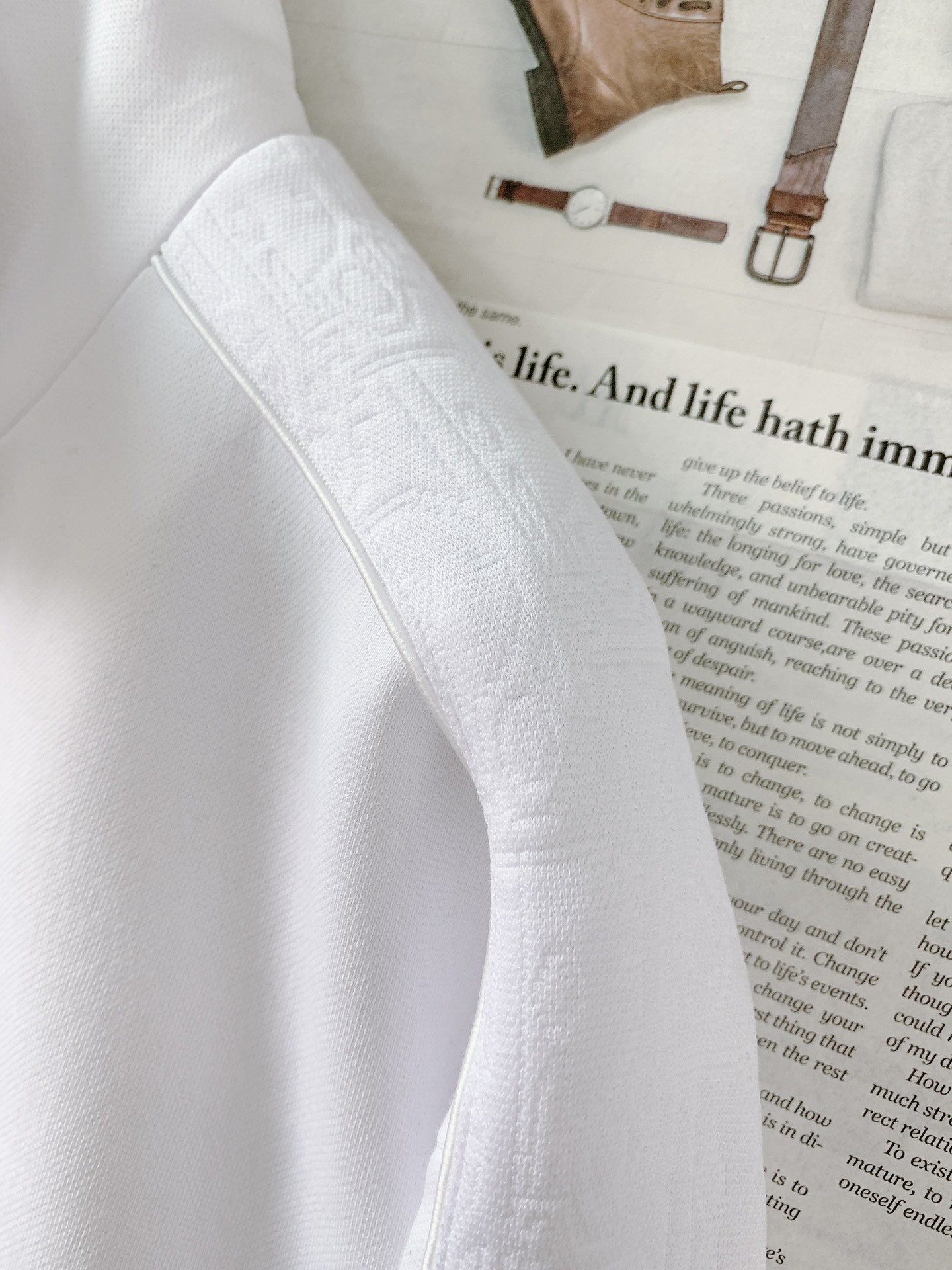 一套
Dior Homme 迪奥·桀傲 Oblique浮雕提花运动套装,将运动风格与优雅气质巧妙融合。采
