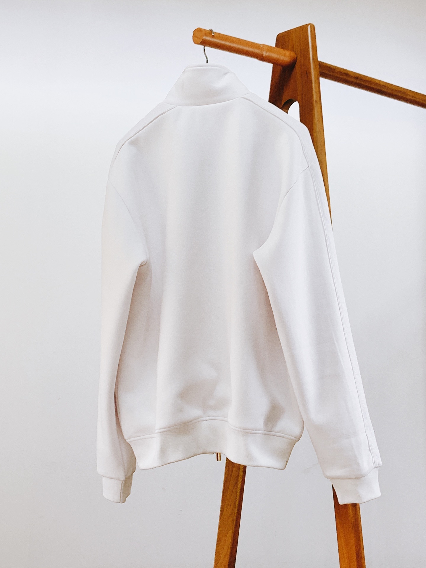 一套
Dior Homme 迪奥·桀傲 Oblique浮雕提花运动套装,将运动风格与优雅气质巧妙融合。采