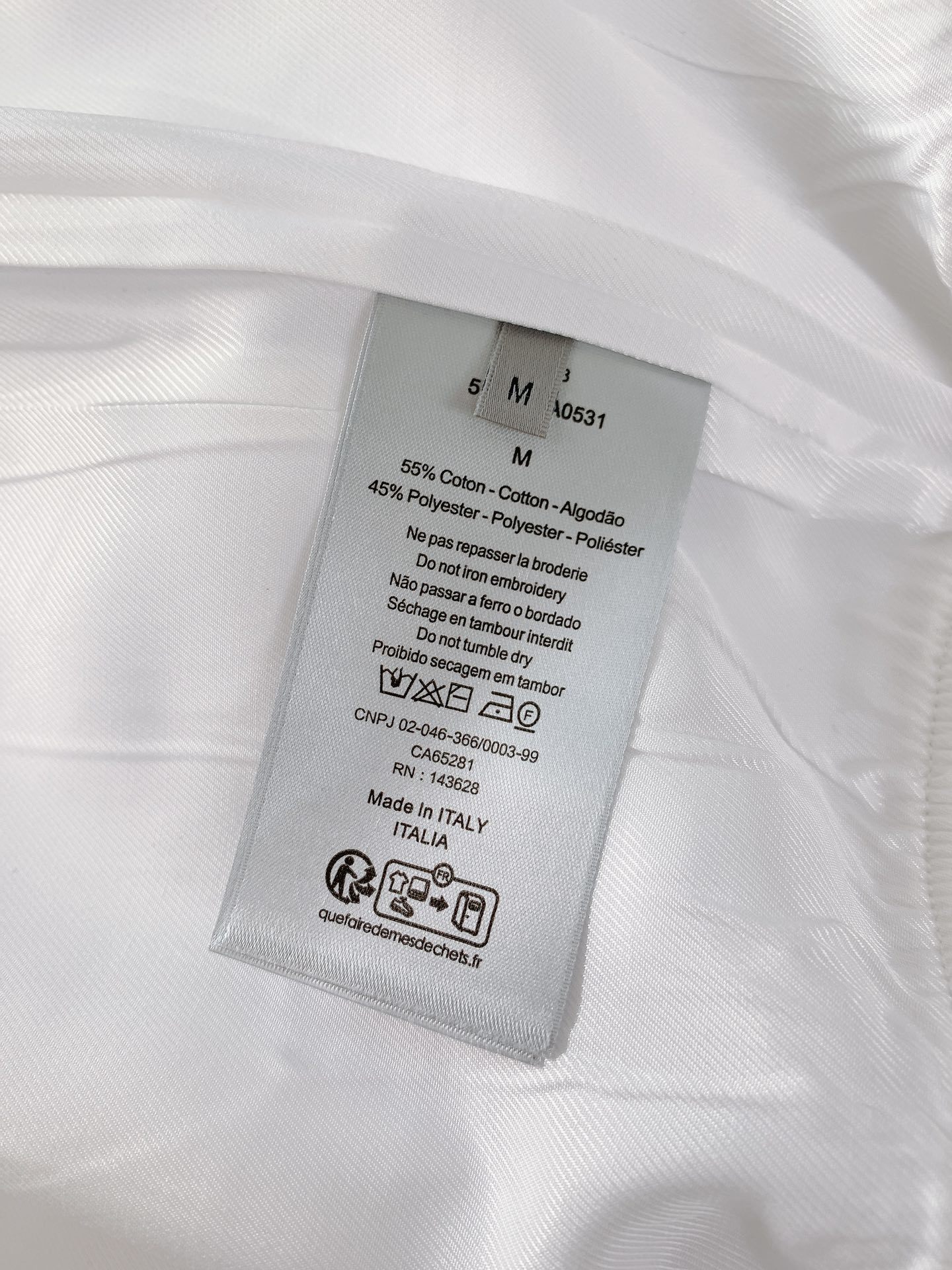 一套
Dior Homme 迪奥·桀傲 Oblique浮雕提花运动套装,将运动风格与优雅气质巧妙融合。采
