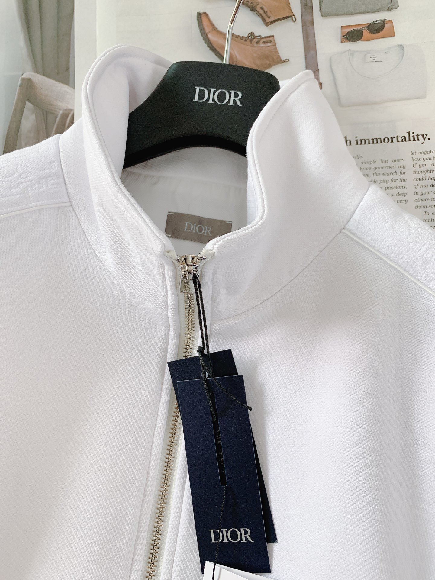 一套
Dior Homme 迪奥·桀傲 Oblique浮雕提花运动套装,将运动风格与优雅气质巧妙融合。采