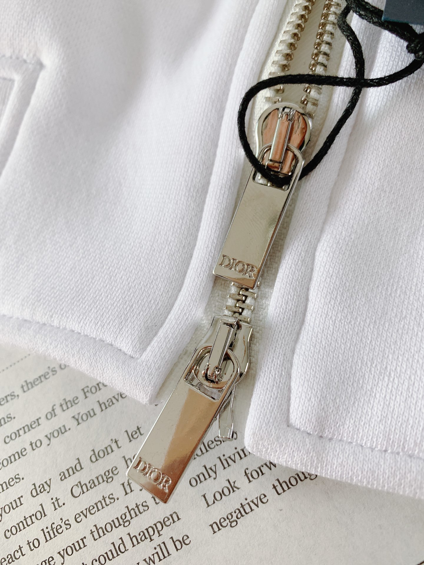 一套
Dior Homme 迪奥·桀傲 Oblique浮雕提花运动套装,将运动风格与优雅气质巧妙融合。采