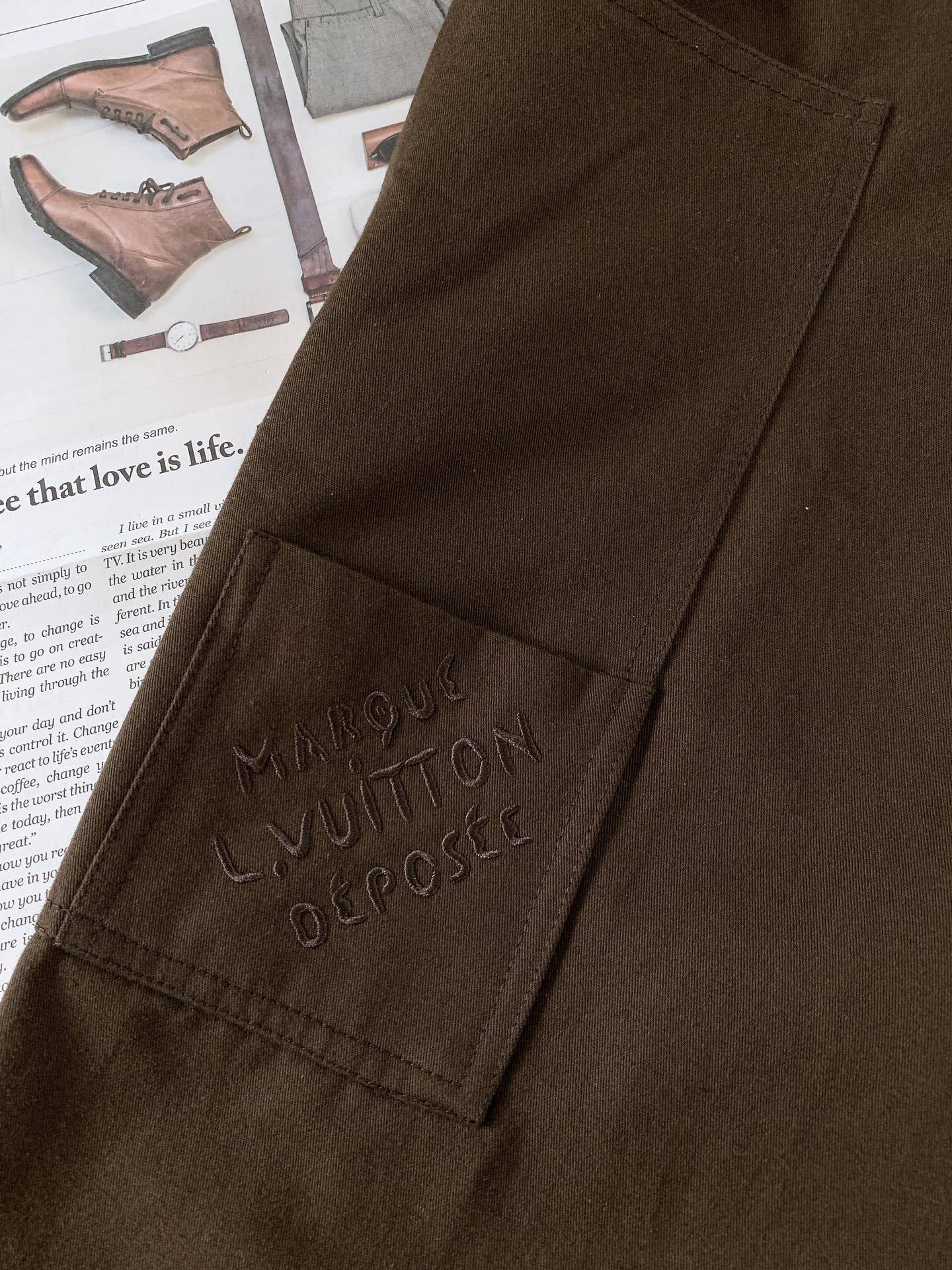 LouisVuitton 路易威登 最新工装直筒长裤
全棉斜纹梭织面料左侧工装口袋饰有 Plexi 标