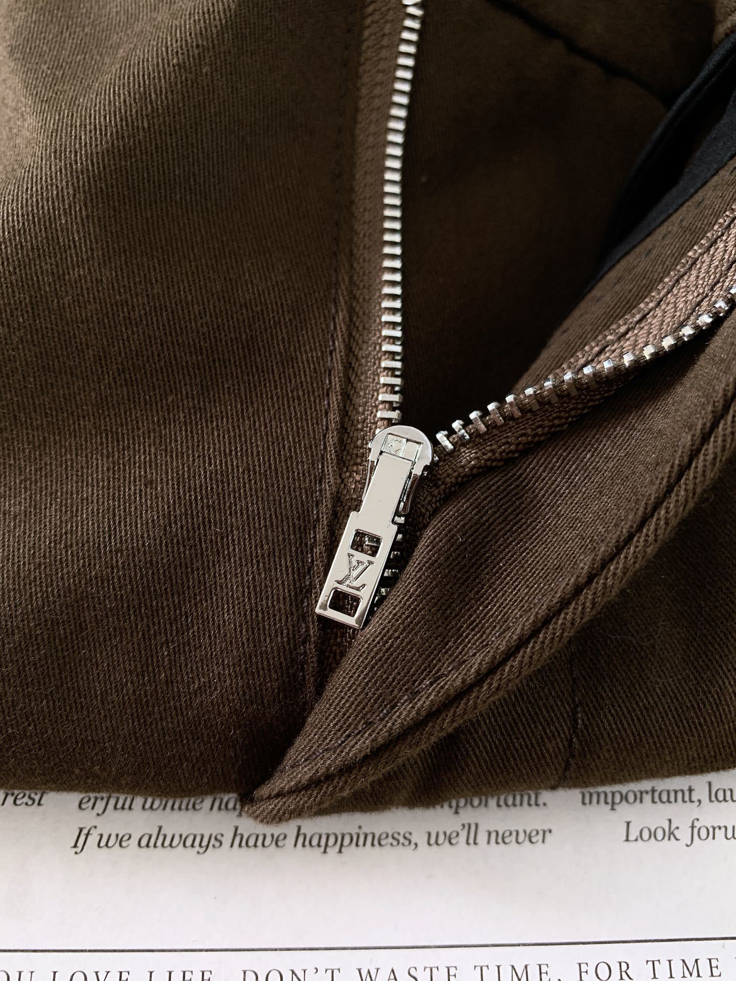 LouisVuitton 路易威登 最新工装直筒长裤
全棉斜纹梭织面料左侧工装口袋饰有 Plexi 标