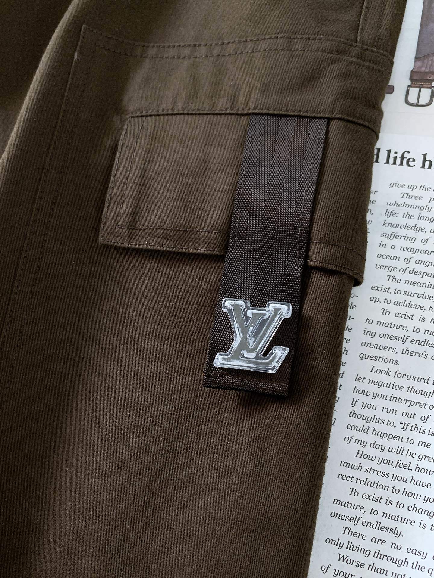 LouisVuitton 路易威登 最新工装直筒长裤
全棉斜纹梭织面料左侧工装口袋饰有 Plexi 标
