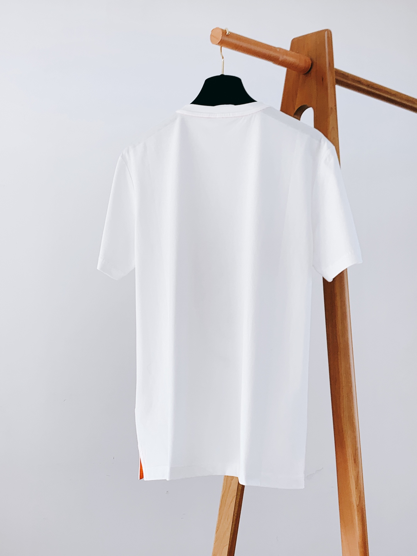 
Hermès 爱马仕 2025SS春夏新品 
男士高级休闲短TEE，标志性设计衔元素，亮眼时髦，品质感