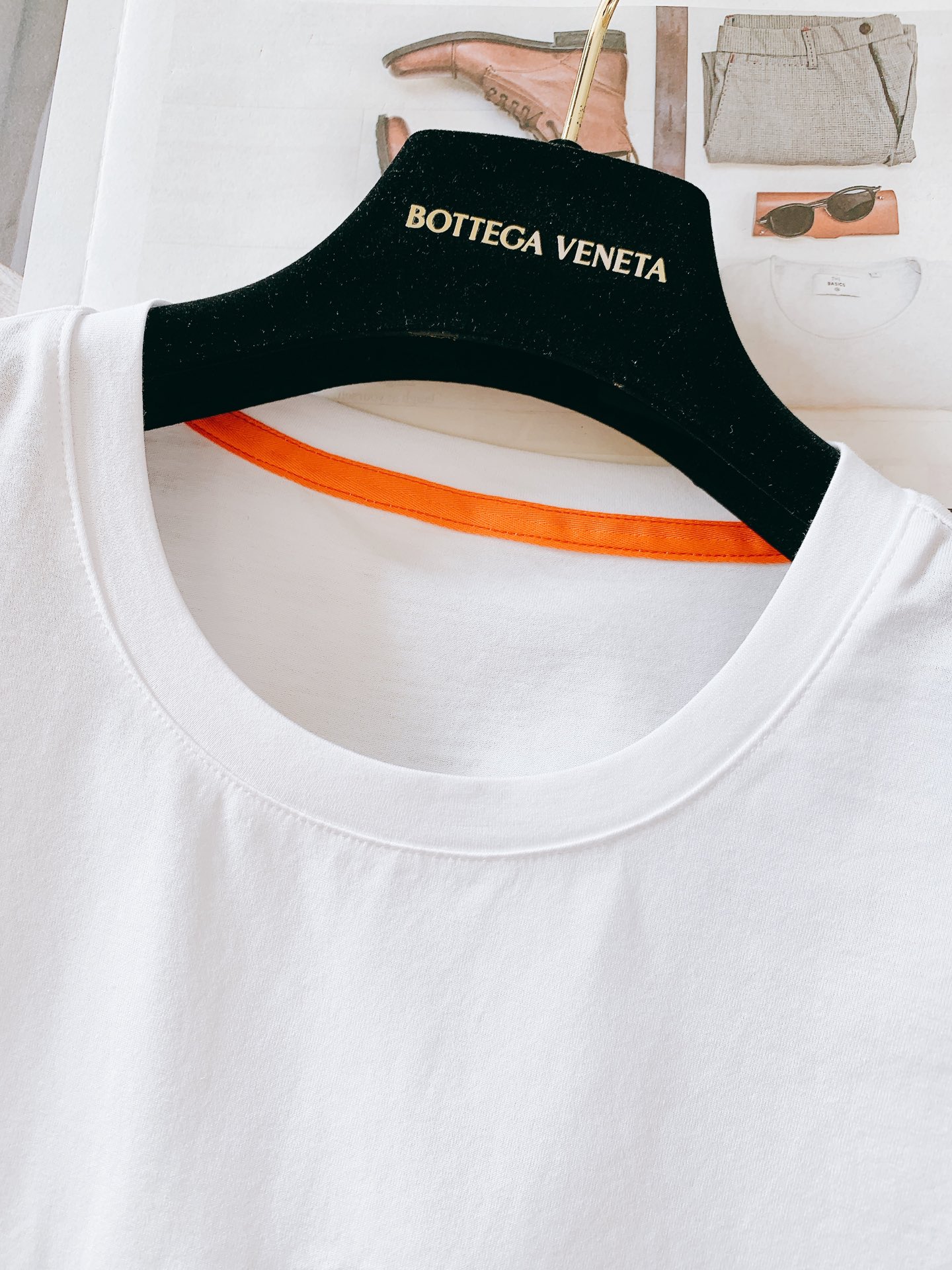 
Hermès 爱马仕 2025SS春夏新品 
男士高级休闲短TEE，标志性设计衔元素，亮眼时髦，品质感