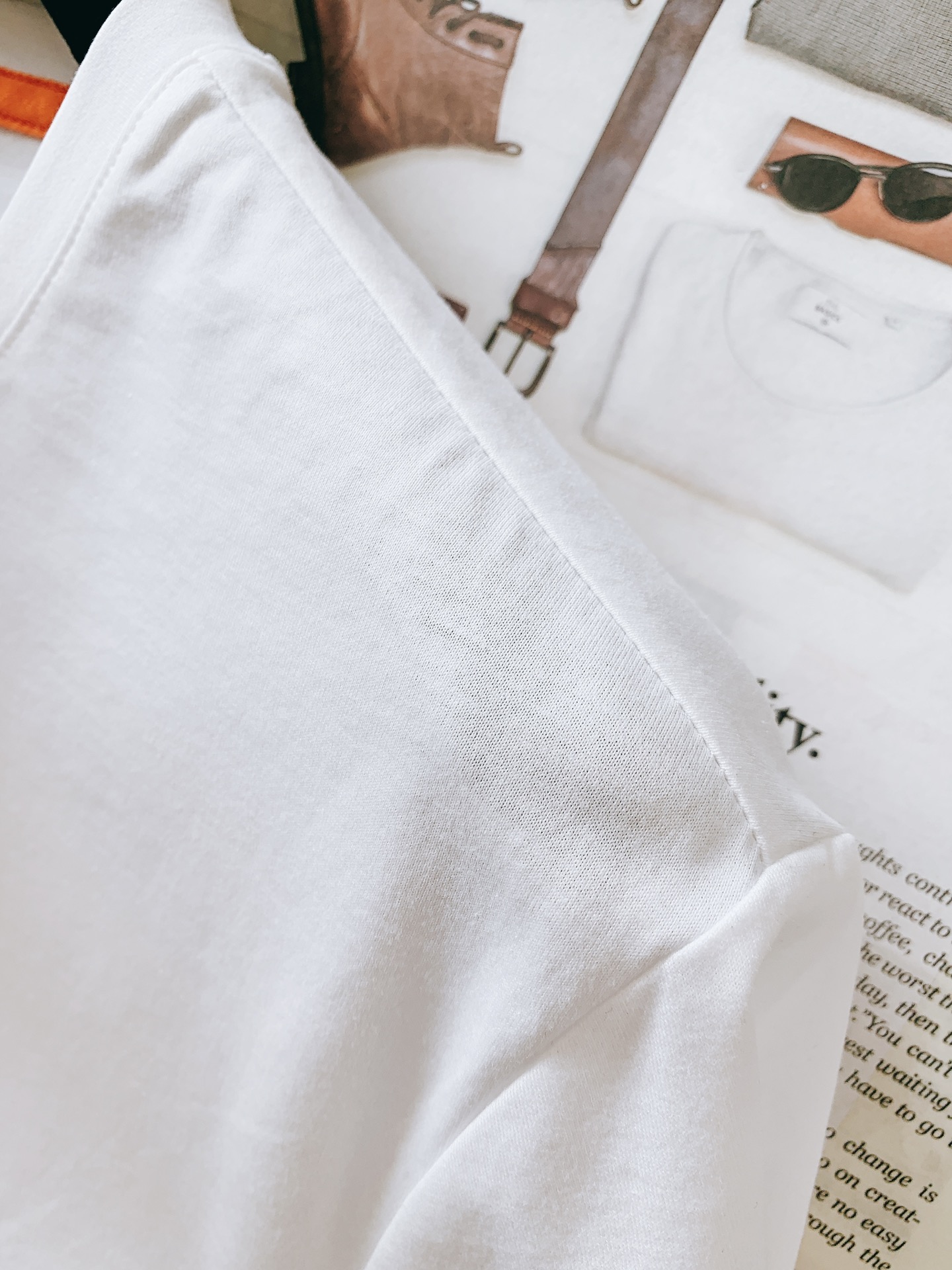 
Hermès 爱马仕 2025SS春夏新品 
男士高级休闲短TEE，标志性设计衔元素，亮眼时髦，品质感