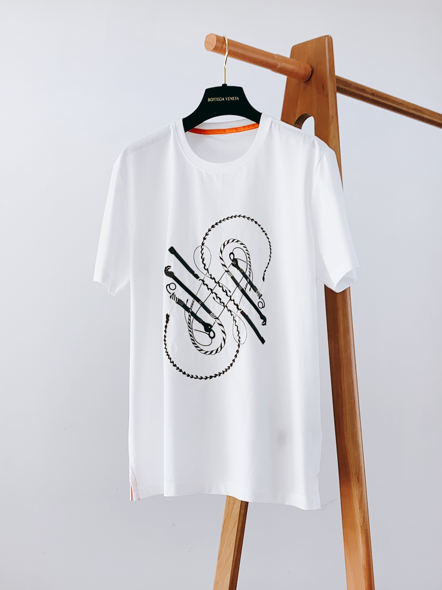 
Hermès 爱马仕 2025SS春夏新品 
男士高级休闲短TEE，标志性设计衔元素，亮眼时髦，品质感