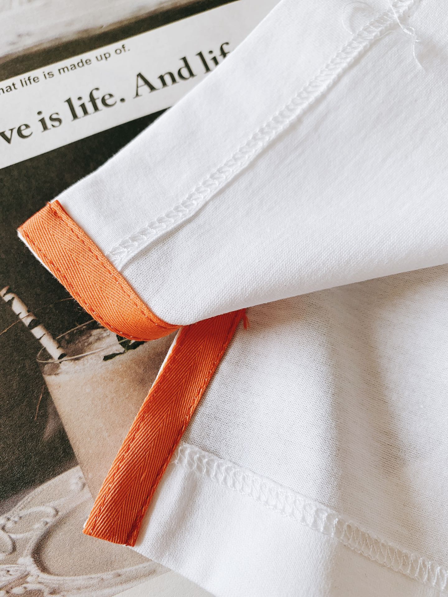 
Hermès 爱马仕 2025SS春夏新品 
男士高级休闲短TEE，标志性设计衔元素，亮眼时髦，品质感