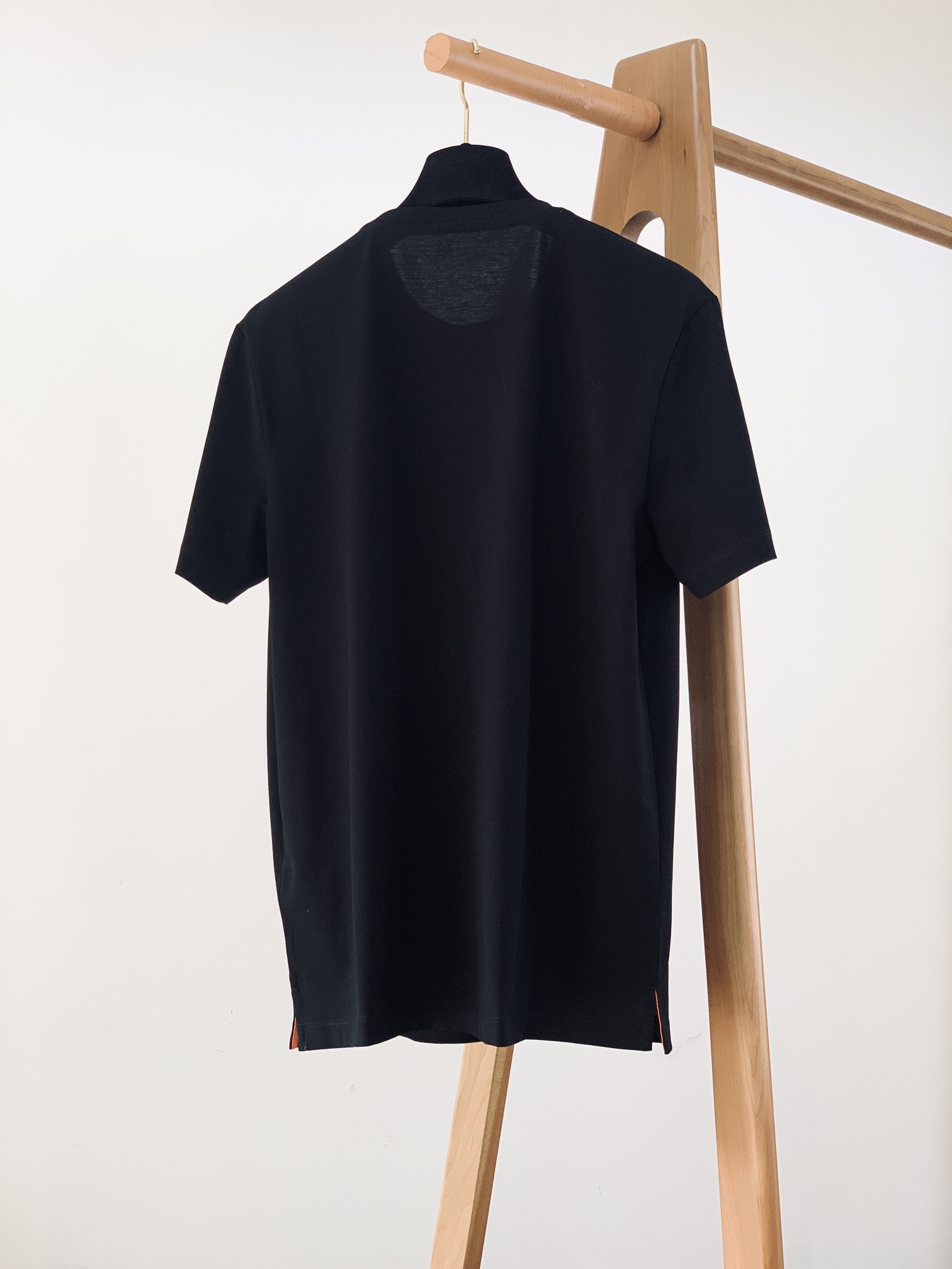 
Hermès 爱马仕 2025SS春夏新品 
男士高级休闲短TEE，标志性设计衔元素，亮眼时髦，品质感