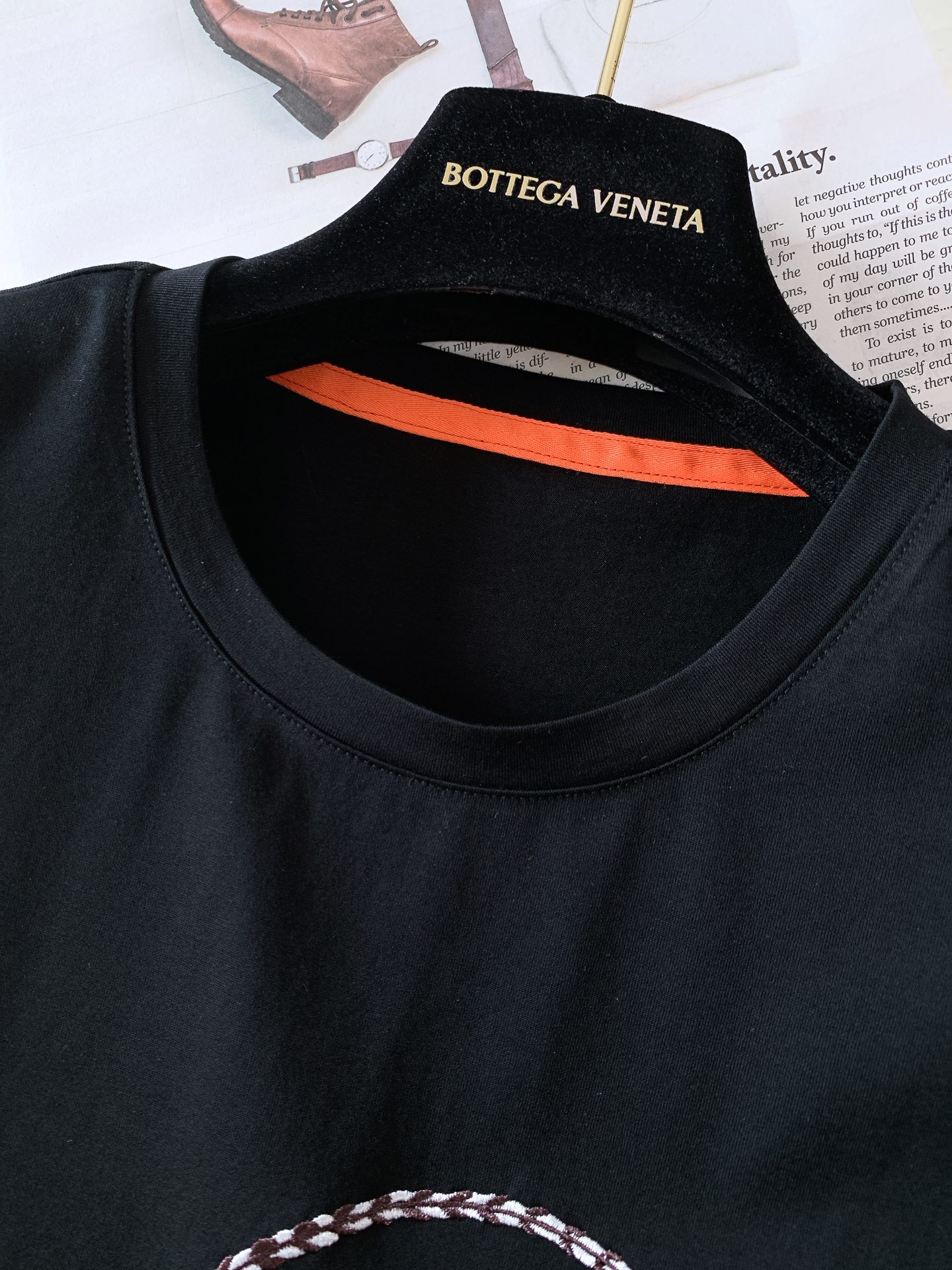
Hermès 爱马仕 2025SS春夏新品 
男士高级休闲短TEE，标志性设计衔元素，亮眼时髦，品质感
