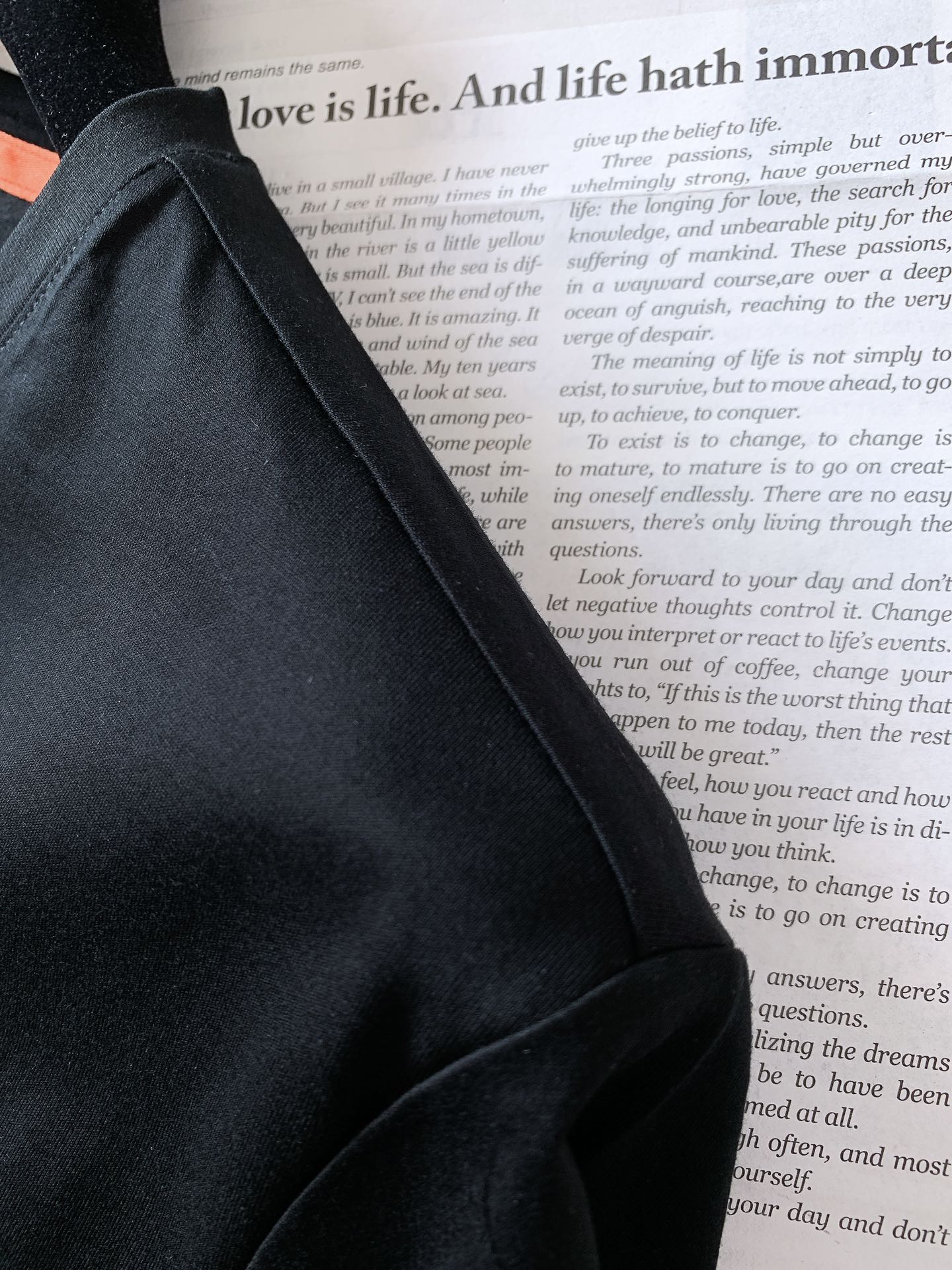 
Hermès 爱马仕 2025SS春夏新品 
男士高级休闲短TEE，标志性设计衔元素，亮眼时髦，品质感