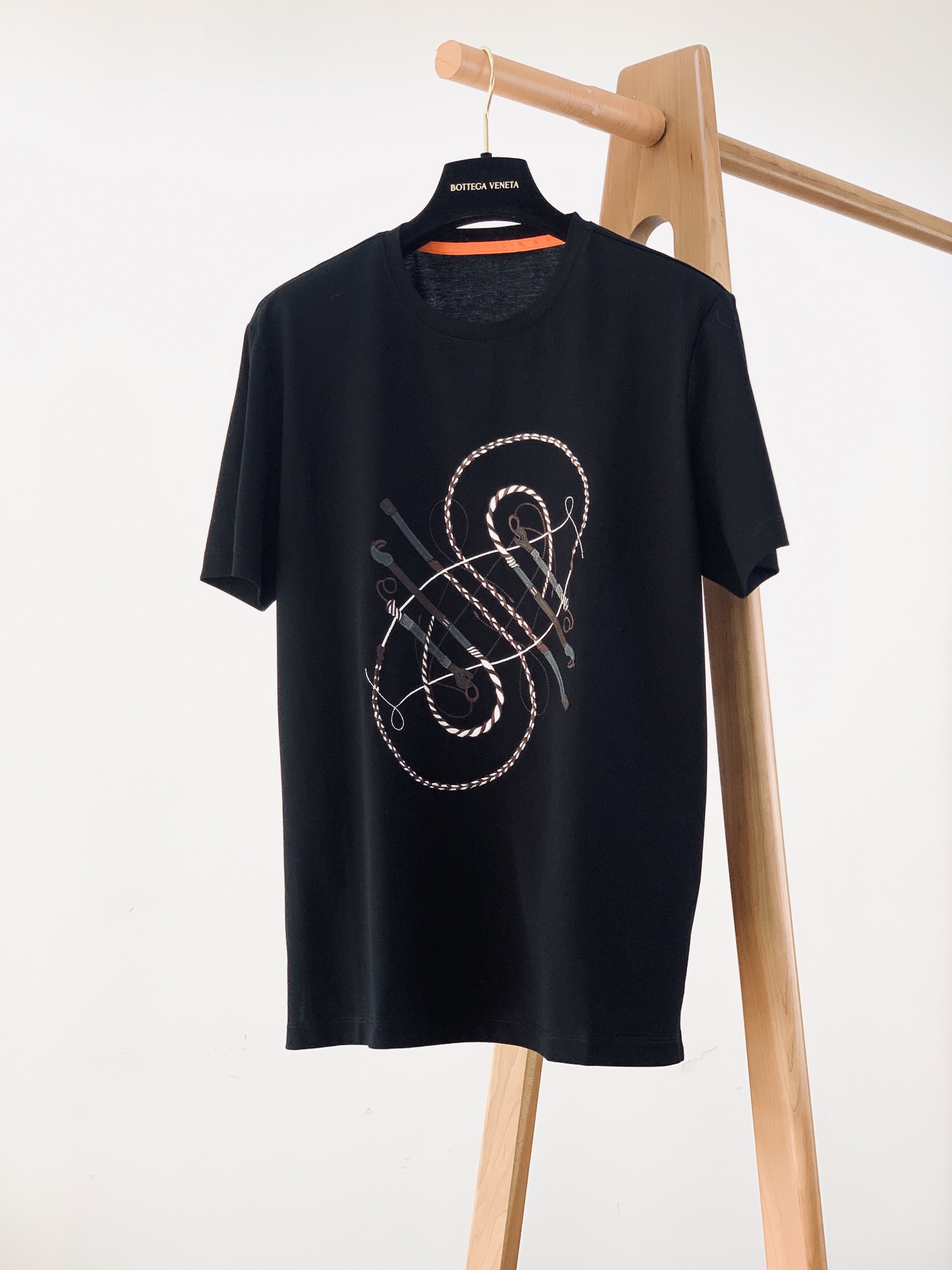 
Hermès 爱马仕 2025SS春夏新品 
男士高级休闲短TEE，标志性设计衔元素，亮眼时髦，品质感